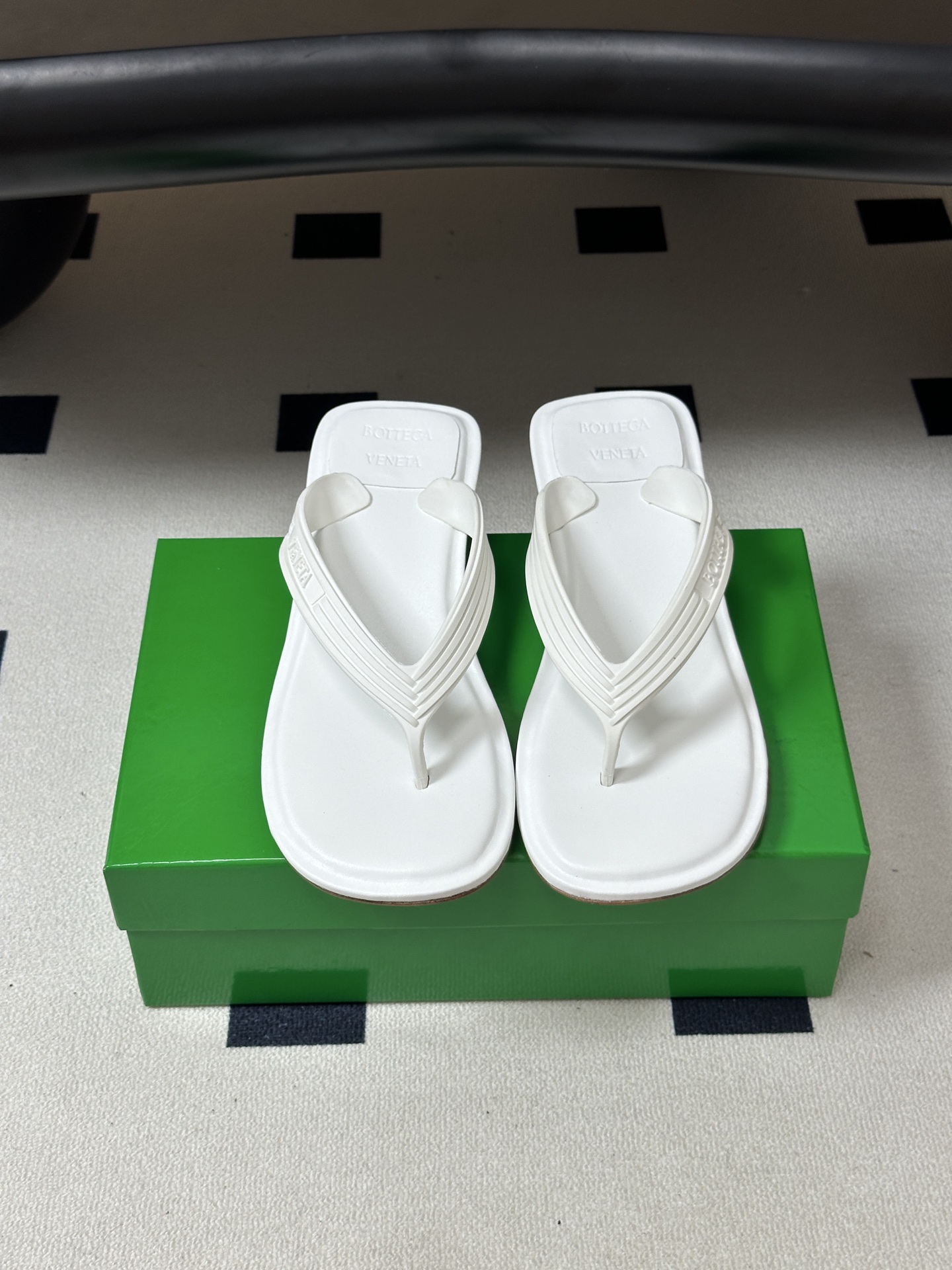 顶级品质 BOTTEGA VENETA 葆蝶家 2026夏季新款 BV SamPieri高跟人字拖鞋小矮跟沙滩凉拖鞋 极 顶级品质 BOTTEGA VENETA 葆蝶家 2026夏季新款 BV SamPieri高跟人字拖鞋小矮跟沙滩凉拖鞋 极