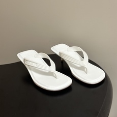 顶级品质 BOTTEGA VENETA 葆蝶家 2026夏季新款 BV SamPieri高跟人字拖鞋小矮跟沙滩凉拖鞋 极 顶级品质 BOTTEGA VENETA 葆蝶家 2026夏季新款 BV SamPieri高跟人字拖鞋小矮跟沙滩凉拖鞋 极