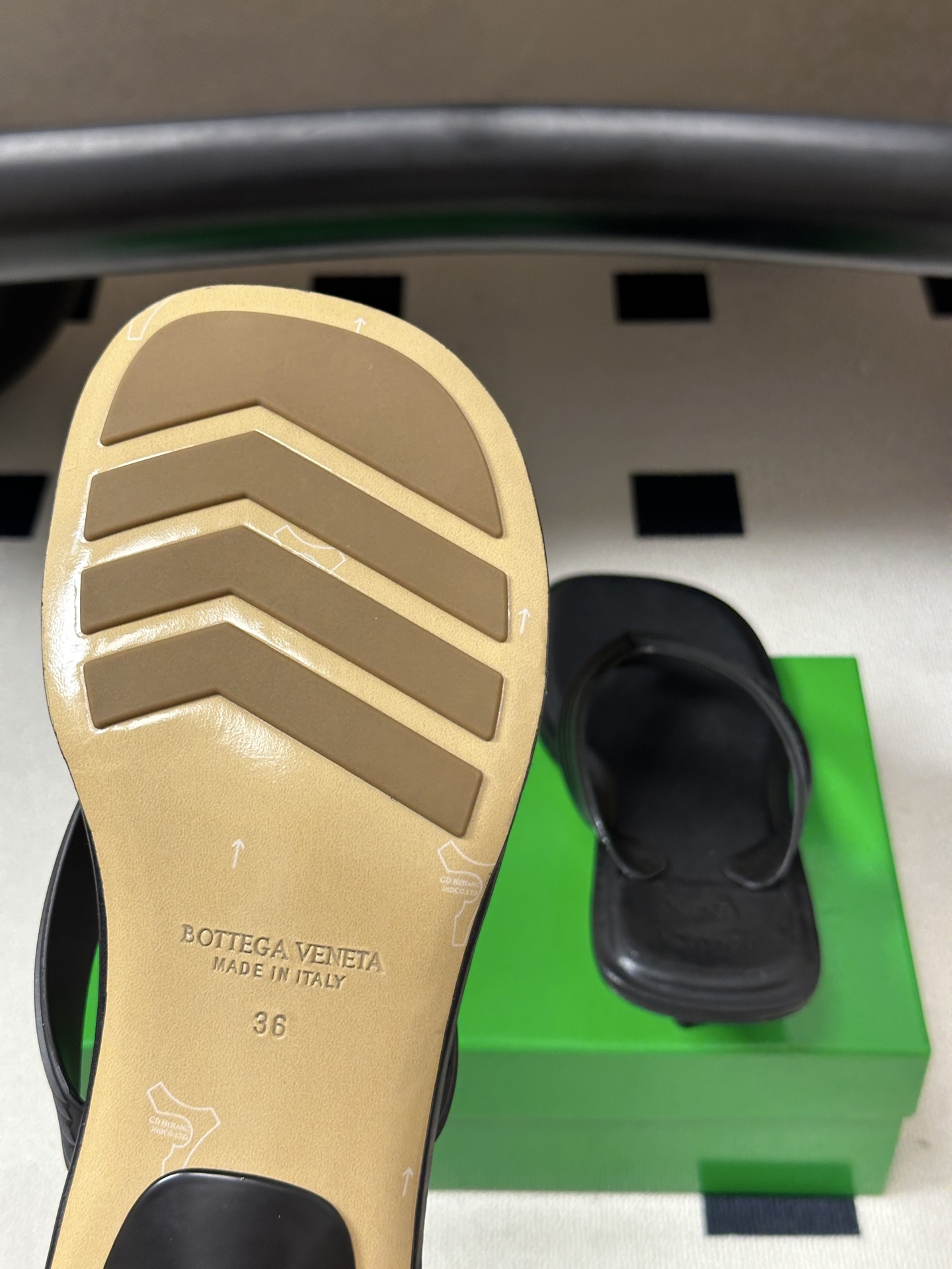 顶级品质 BOTTEGA VENETA 葆蝶家 2026夏季新款 BV SamPieri高跟人字拖鞋小矮跟沙滩凉拖鞋 极 顶级品质 BOTTEGA VENETA 葆蝶家 2026夏季新款 BV SamPieri高跟人字拖鞋小矮跟沙滩凉拖鞋 极