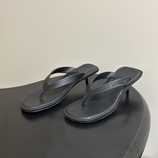 顶级品质 BOTTEGA VENETA 葆蝶家 2026夏季新款 BV SamPieri高跟人字拖鞋小矮跟沙滩凉拖鞋 极 顶级品质 BOTTEGA VENETA 葆蝶家 2026夏季新款 BV SamPieri高跟人字拖鞋小矮跟沙滩凉拖鞋 极