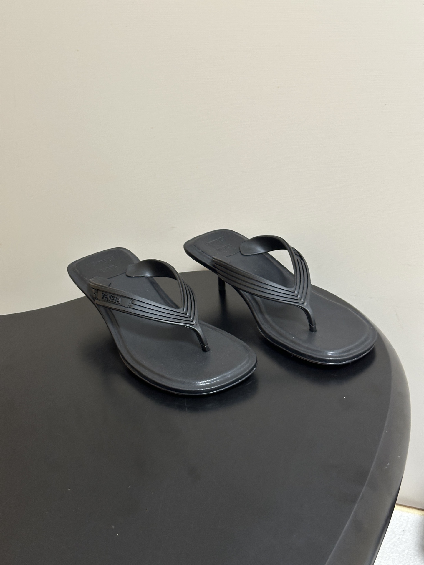 NO:924243,-Top quality BOTTEGA VENETA 2026 new summer style BV Sampieri high-heeled flip-flops, short-heeled beach sandals, minimalist square toe + leather lining, welding the sense of luxury to the feet, classic black/milky white/white and green colors, you can close your eyes without stepping on the thunder at all!  It instantly becomes fashionable on your feet, perfect for vacation and everyday wear!  The feeling of relaxation in summer is given by BV!  The greasy Nappa lambskin is matched with a matte genuine leather outsole, which has a soft and high-end texture!  The brand letter logo is hidden on the left and right shoelaces, making it low-key and recognizable!  The quilted insoles are soft and comfortable to wear for a long time, and the non-slip particle soles are super stable for walking!  Originating from a seaside town in Sicily, it has a relaxing and elegant atmosphere!  Suitable for commuting, vacationing, and daily wear, the light and luxurious atmosphere is achieved in one step!  The upper is made of custom molded TPU material, the lining is made of sheepskin, the sole is Italian genuine leather injection outsole, the heel height is 5cm, the size is 35-39 (40.41.42 is customized and non-returnable), split-toe shoes, bottega veneta,bottega veneta,bottega veneta, slippers, sheepskin, Leather soles19860909-顶级品质 BOTTEGA VENETA 葆蝶家 2026夏季新款 BV Sampieri高跟人字拖鞋小矮跟沙滩凉拖鞋 极简方头+皮质内里,把高级感焊在脚上了,经典黑/奶白/显白绿三色,闭眼入完全不踩雷！上脚秒变时髦精,度假/日常随便搭都很绝！夏天的松弛感,是BV给的！腻Nappa小羊皮搭配哑光真皮大底注塑、质感温柔高级！左右鞋带暗藏品牌字母标识,低调有辨识度！夹棉鞋垫软乎乎久穿不累,防滑颗粒鞋底走路超稳！源自西西里海滨小镇,松弛优雅氛围感拉满！通勤、度假、日常穿搭都适配,轻奢氛围感一步到位！ 鞋面定制开模TPU材质 内里垫脚羊皮 鞋底意大利真皮注塑大底 跟高5cm 码数35-39(40.41.42定做不退换),分趾鞋,bottega veneta,bottega veneta,bottega veneta,slippers,sheepskin,Leather soles,Women's Shoes
