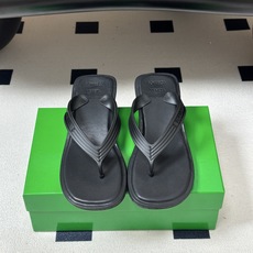 顶级品质 BOTTEGA VENETA 葆蝶家 2026夏季新款 BV SamPieri高跟人字拖鞋小矮跟沙滩凉拖鞋 极 顶级品质 BOTTEGA VENETA 葆蝶家 2026夏季新款 BV SamPieri高跟人字拖鞋小矮跟沙滩凉拖鞋 极