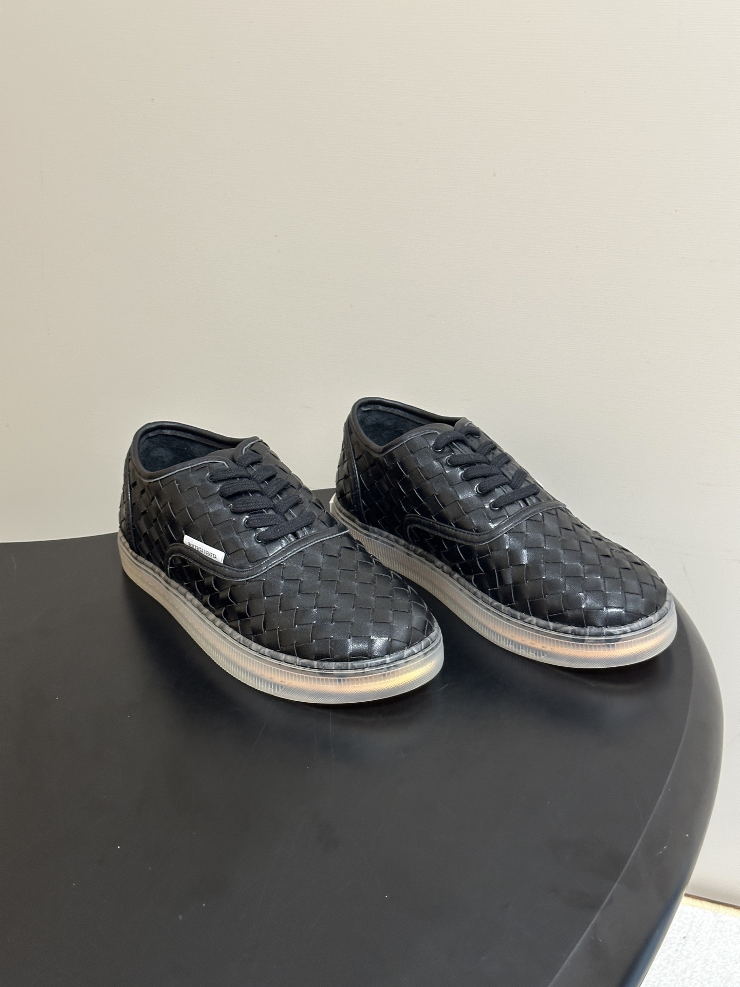 NO:924229,-Men's size 10 top quality BOTTEGA VENETA 2026 summer new model BV Serena Sneaker for men and women, woven leather casual sneakers, old money style slip-on loafers, iconic hand-woven cowhide, delicate texture, comes with advanced filters. Soft round toe + lambskin lining, so soft when walking that you don't want to take them off!  Transparent rubber sole, refreshing and clean, suitable for all seasons!  The same style regardless of gender, one person can travel in pairs!  Refuse to have exaggerated and big logos, low-key texture will last long and last a long time!  BV's iconic woven elements are integrated into the details, and are low-key embellished on the tongue and heel, highlighting the restrained sense of luxury. The TPU transparent sole not only provides a comfortable foot feel, but also quietly elongates the leg line. Whether it is paired with wide-leg jeans, a lazy knitted skirt, or neat suit pants, it can easily enhance the texture of the overall look. The upper is custom-woven cowhide, and the inner lining is sheepskin. The sole is an original open-molded TPU transparent combination outsole. Size Women's  35-39 (40.41.42 customization is non-refundable) Male 39-44 (45 customization is non-refundable), casual shoes/sports shoes,bottega veneta,bottega veneta,bottega veneta,loafers,sneakers,skirts,jeans,business suit,cowhide,sheepskin19860909-男码10顶级品质 BOTTEGA VENETA 葆蝶家 2026夏季新款 BV Serena Sneaker 男女情侣款 编织皮面休闲运动鞋老钱风一脚蹬乐福鞋 标志性手工编织牛皮,细腻肌理自带高级滤镜.柔和圆头+小羊皮内里,走路软到不想脱！通透透明橡胶鞋底,清爽干净适配四季！不分性别同款版型,一人一双成对出行！拒绝浮夸大logo,低调质感才是长久耐看！细节处融入BV标志性的编织元素,低调点缀于鞋舌和后跟,彰显内敛的高级感.TPU透明鞋底不仅提供舒适的脚感,更悄悄拉长腿部线条,无论是搭配阔腿牛仔裤、慵懒针织裙,还是利落的西装裤,都能轻松提升整体造型的质感.  鞋面定制编织牛皮 内里垫脚羊皮 鞋底原版开模TPU透明组合大底 码数女 35-39(40.41.42定做不退换) 男 39-44(45定做不退换),休闲鞋/运动鞋,bottega veneta,bottega veneta,bottega veneta,loafers,sneakers,skirts,jeans,business suit,cowhide,sheepskin,Women's Shoes