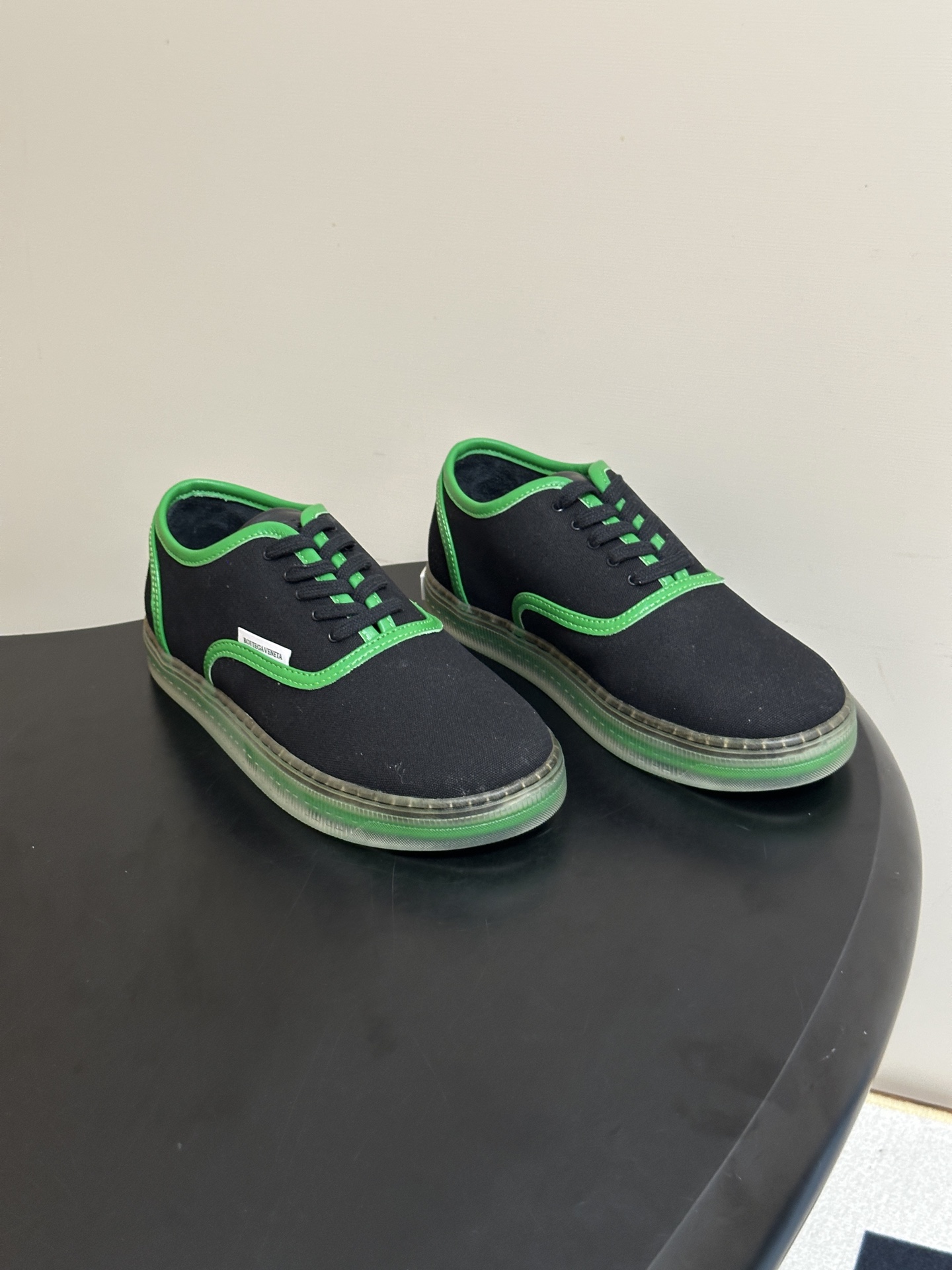 NO:924239,-Men's size 10 top quality BOTTEGA VENETA 2026 summer new model BV Serena Sneaker for men and women, canvas loafers, old money style lace-up casual sneakers, iconic hand-woven cowhide, delicate texture, comes with advanced filters. Soft round toe + lambskin lining, soft enough to walk on so you don't want to take it off!  Transparent rubber sole, refreshing and clean, suitable for all seasons!  The same style regardless of gender, one person can travel in pairs!  Refuse to have exaggerated and big logos, low-key texture will last long and last a long time!  BV's iconic woven elements are integrated into the details, and are low-key embellished on the tongue and heel, highlighting the restrained sense of luxury. The TPU transparent sole not only provides a comfortable foot feel, but also quietly lengthens the leg line. Whether it is paired with wide-leg jeans, a lazy knitted skirt, or neat suit pants, it can easily enhance the texture of the overall look. Customized canvas upper, sheepskin lining, original molded TPU transparent combination outsole, size women's  35-39 (40.41.42 customization is non-refundable) Male 39-44 (45 customization is non-refundable), casual shoes/sports shoes,bottega veneta,bottega veneta,bottega veneta,loafers,sneakers,skirts,jeans,business suit,cowhide,sheepskin19860909-男码10顶级品质 BOTTEGA VENETA 葆蝶家 2026夏季新款 BV Serena Sneaker 男女情侣款 帆布面乐福鞋老钱风系带休闲运动鞋 标志性手工编织牛皮,细腻肌理自带高级滤镜.柔和圆头+小羊皮内里,走路软到不想脱！通透透明橡胶鞋底,清爽干净适配四季！不分性别同款版型,一人一双成对出行！拒绝浮夸大logo,低调质感才是长久耐看！细节处融入BV标志性的编织元素,低调点缀于鞋舌和后跟,彰显内敛的高级感.TPU透明鞋底不仅提供舒适的脚感,更悄悄拉长腿部线条,无论是搭配阔腿牛仔裤、慵懒针织裙,还是利落的西装裤,都能轻松提升整体造型的质感.  鞋面定制帆布 内里垫脚羊皮 鞋底原版开模TPU透明组合大底 码数女 35-39(40.41.42定做不退换) 男 39-44(45定做不退换),休闲鞋/运动鞋,bottega veneta,bottega veneta,bottega veneta,loafers,sneakers,skirts,jeans,business suit,cowhide,sheepskin,Women's Shoes