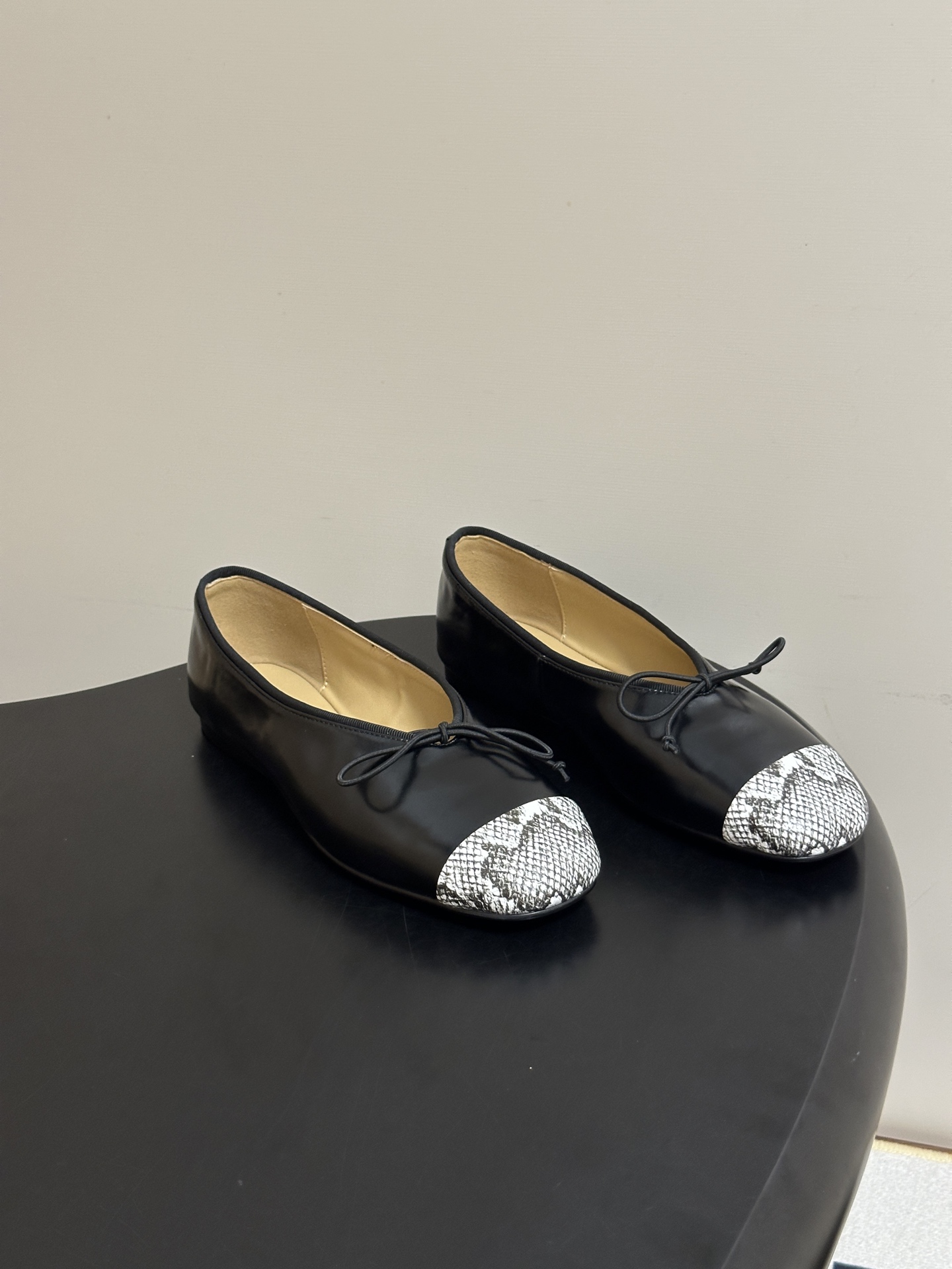 NO:928356,- DYMONLATRY26ss spring and summer new color-blocked bow deep-mouth ballet flat casual shoes FORME series color-blocked deep-mouth ballet shoes are based on light classical aesthetics and blend into the urban daily context. The soft and lightweight leather brings a comfortable and fitting wearing experience, and the contrasting color toe cap enriches the overall layer. The iconic V-mouth design balances structure and lightness, showing modern elegance in a restrained and concise expression.  The main upper material is made of oil-waxed pleated leather and soft sheepskin, retaining the natural texture and touch of the leather, bringing a light and skin-friendly wearing experience. The color-blocked toe design enriches the overall layering, establishing a balance between classical charm and modern aesthetics, showing a restrained and elegant style. The ballet shoes use package midsole technology to more naturally combine the upper and sole, improving the overall flexibility and fit. The shoe body can bend naturally with the step, and the latex foot design brings a light and comfortable wearing experience.  Upper sheep suede/cowhide, lining sheepskin, molded rubber outsole, size 35-39 (40.41 custom-made, non-refundable), single shoes, cowhide, sheepskin19860909- DYMONLATRY26ss 春夏新款拼色蝴蝶结深口芭蕾舞鞋平底休闲单鞋 FORME系列拼色深口芭蕾鞋以轻古典美学为基调,融入都市日常语境.柔软轻量的皮革带来舒适贴合的穿着感受,拼接撞色鞋头丰富整体层次.标志性的V口设计平衡结构感与轻盈感,于克制而简洁的表达中展现现代优雅气质. 鞋面主材以油蜡感褶皱皮料与柔软羊皮打造,保留皮革自然的纹理与触感,带来轻盈贴肤的穿着体验.拼色鞋头设计丰富整体层次,于古典韵味与现代审美之间建立平衡,呈现克制而优雅的风格气质. 芭蕾鞋采用套包中底工艺,将鞋面与鞋底更自然地结合,提升整体柔韧性与贴合感.鞋身可随步伐自然弯折,搭配乳胶垫脚设计带来轻盈舒适的穿着体验. 鞋面羊反绒/牛皮 内里垫脚羊皮 鞋底开模橡胶大底 码数35-39（40.41定做不退换）,单鞋,cowhide,sheepskin,Women's Shoes