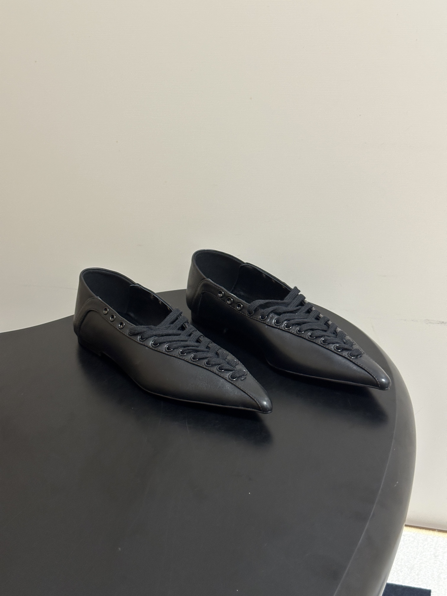 NO:928435,- DYMONLATRY26ss spring and summer new pointed toe strap flat shoes that can be worn as two-way ballet shoes. The old pointed toe strapped stiletto shoes have a retro dark and cool atmosphere. The sharp and slender pointed toe shoe shape is equipped with a cross strap design on the forefoot. The upper is made of retro aged wrinkled leather. The side metal air holes fix the shoelaces. The front lace structure can be adjusted freely to suit all types of feet, wide and narrow.  Suitable for all retro, minimalist, and dark styles in the wardrobe, regardless of style, taking into account niche looks and daily practicality. If you want a pair of shoes with a cool retro atmosphere and unique niche temperament, this series of distressed pointed-toe strappy shoes are a must-have item for niche shoe cabinets. The upper is sheep suede/cowhide, the lining is sheepskin, and the sole is molded rubber outsole.  Size 35-39 (40.41 customized, non-refundable), single shoes, cowhide, sheepskin19860909- DYMONLATRY26ss 春夏新款尖头绑带平底单鞋可踩跟两穿芭蕾舞鞋 自带复古暗黑冷调氛围感的做旧尖头绑带细跟单鞋,尖锐修长尖头鞋型搭配前掌交叉绑带设计,鞋面采用复古做旧褶皱皮革打造,侧边金属气眼固定鞋带,前系带结构可自由调节松紧,适配宽窄各类脚型. 适配衣柜里所有复古、极简、暗黑系穿搭不挑穿搭风格,兼顾小众颜值与日常实穿性,想要一双兼具冷调复古氛围感、小众独特的气质单鞋,这款做旧尖头绑带单鞋系列是鞋柜小众刚需单品. 鞋面羊反绒/牛皮 内里垫脚羊皮 鞋底开模橡胶大底 码数35-39（40.41定做不退换）,单鞋,cowhide,sheepskin,Women's Shoes