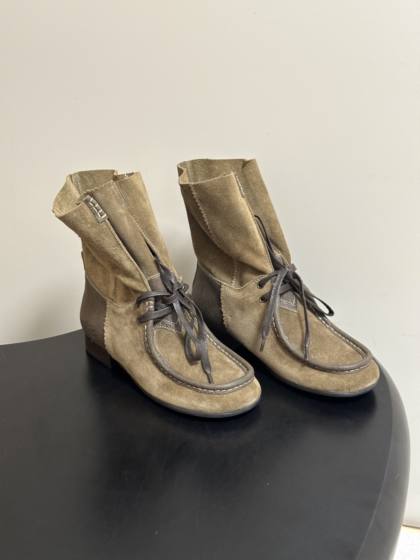 NO:928415,- Niche brand UNFOLIO 26aw new autumn and winter retro lace-up short boots, pleated wide-leg slip-on straight boots, short-leg pile boots, full of relaxed retro literary atmosphere, rounded boat-shaped toe and soft foot support, front strap bow has a lazy retro accent, the design takes into account both appearance and ease of putting on and taking off.  Combining American workwear and retro forest style, it can be worn for daily commuting and travel. It comes with a retro filter and can easily create a relaxed atmosphere in autumn and winter. It is an indispensable retro versatile short boot for the wardrobe. The upper is high-mercerized cowhide/cowhide, the lining is cowhide/sheepskin, and the sole is molded rubber outsole. The size is 35-39 (40.41 custom-made and non-refundable). Boots, boots, cowhide, sheepskin19860909- 小众品牌 UNFOLIO 26aw秋冬新款复古系带短靴褶皱宽筒一脚蹬直筒靴短筒堆堆靴 松弛复古文艺氛围感拉满,圆润船型鞋头柔和衬脚,前侧绑带蝴蝶结自带慵懒复古腔调,设计兼顾颜值与穿脱便利. 融合美式工装与复古森系风格,兼顾日常通勤、出游穿搭,自带复古滤镜,轻松打造松弛氛围感秋冬造型,是衣橱不可或缺的复古百搭短靴. 鞋面高丝光牛反绒/牛皮 内里垫脚牛反绒/羊皮 鞋底开模橡胶大底 码数35-39（40.41定做不退换）,靴子,boots,cowhide,sheepskin,Women's Shoes