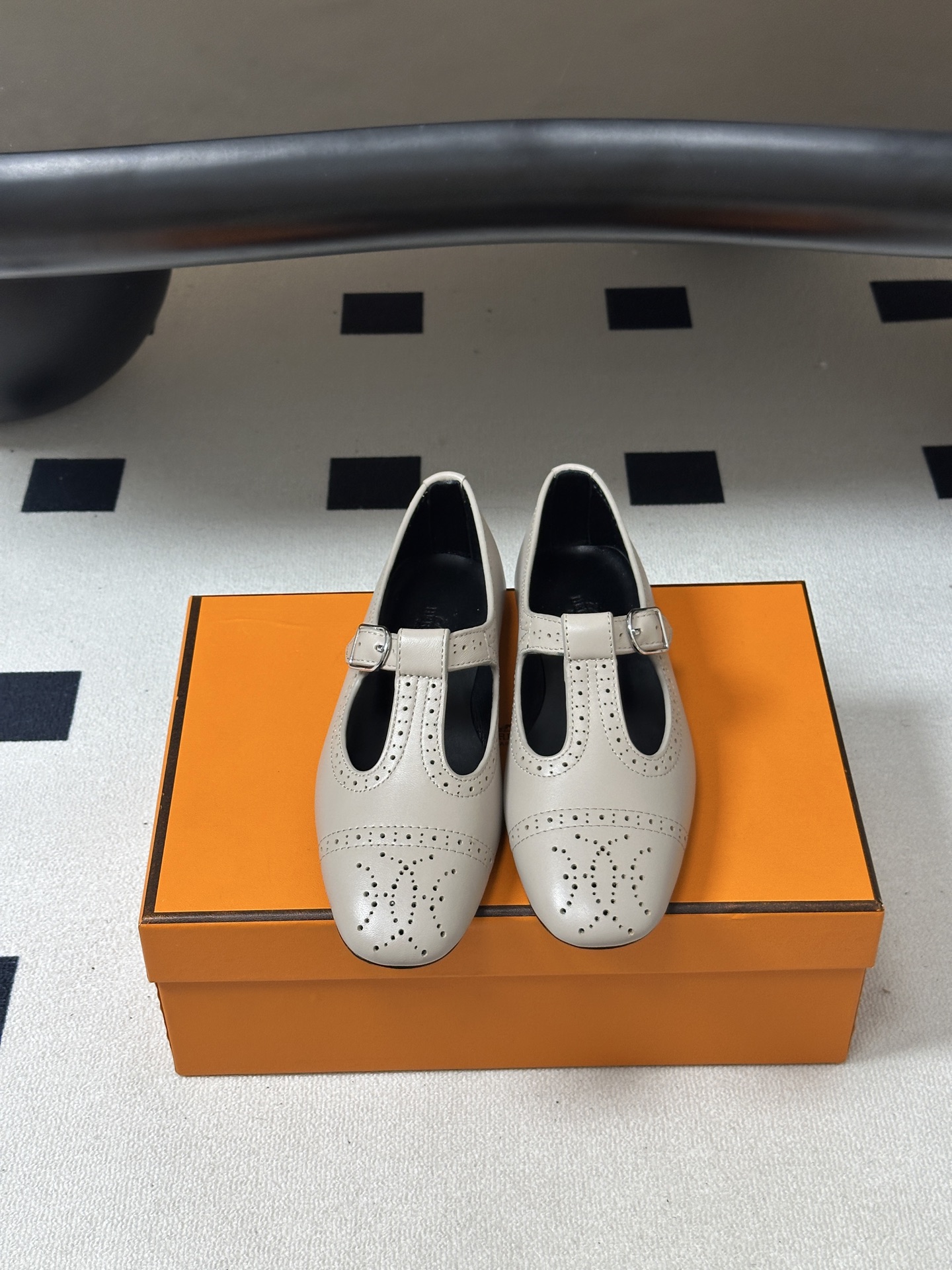 顶级品质 Hermes 爱马仕🐎 H家26s春夏新款Nectar芭蕾舞鞋搭扣镂空玛丽珍鞋 复古雕花冲孔平底单鞋 镂孔牛皮 顶级品质 Hermes 爱马仕🐎 H家26s春夏新款Nectar芭蕾舞鞋搭扣镂空玛丽珍鞋 复古雕花冲孔平底单鞋 镂孔牛皮