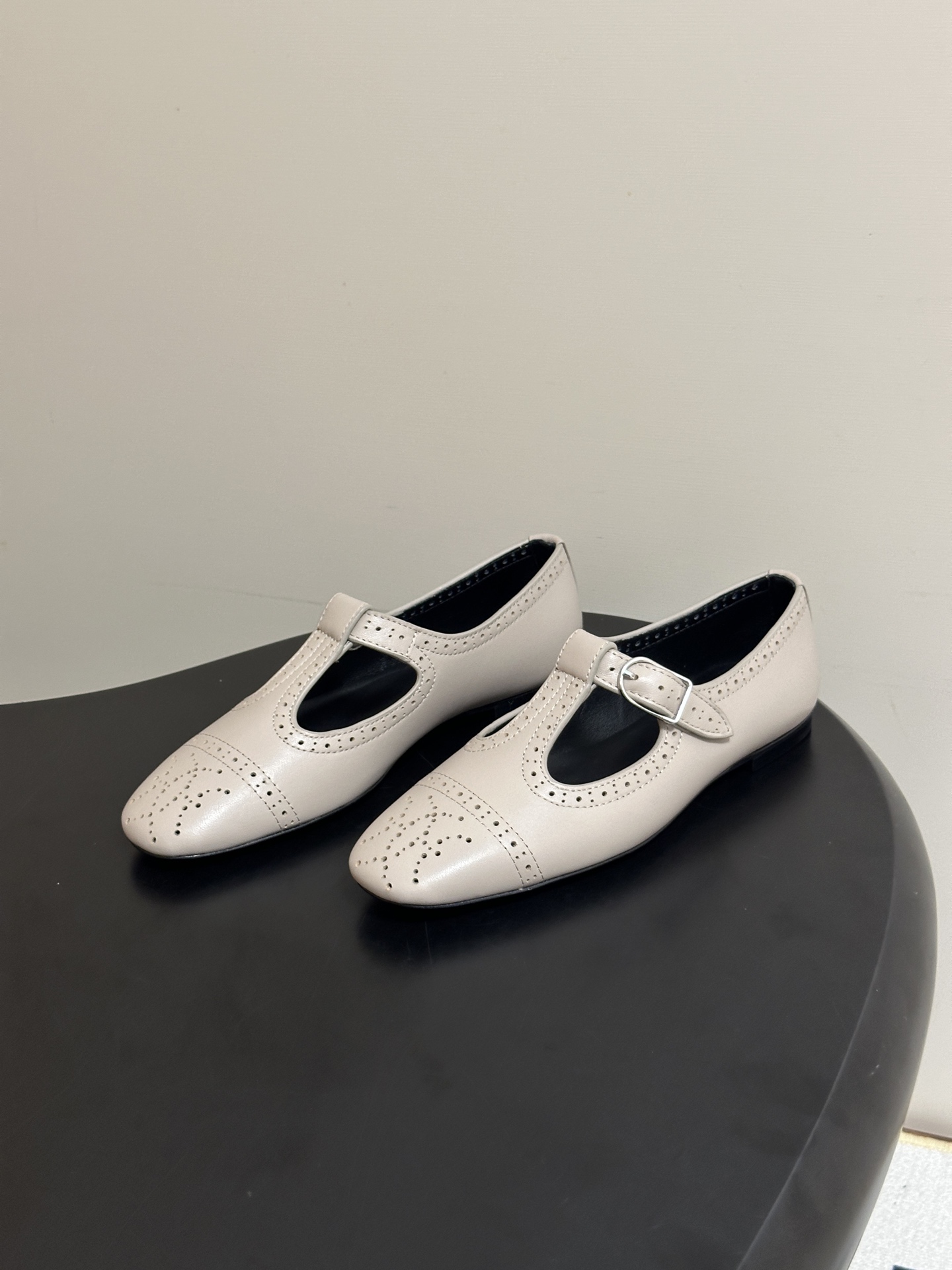 顶级品质 Hermes 爱马仕🐎 H家26s春夏新款Nectar芭蕾舞鞋搭扣镂空玛丽珍鞋 复古雕花冲孔平底单鞋 镂孔牛皮 顶级品质 Hermes 爱马仕🐎 H家26s春夏新款Nectar芭蕾舞鞋搭扣镂空玛丽珍鞋 复古雕花冲孔平底单鞋 镂孔牛皮