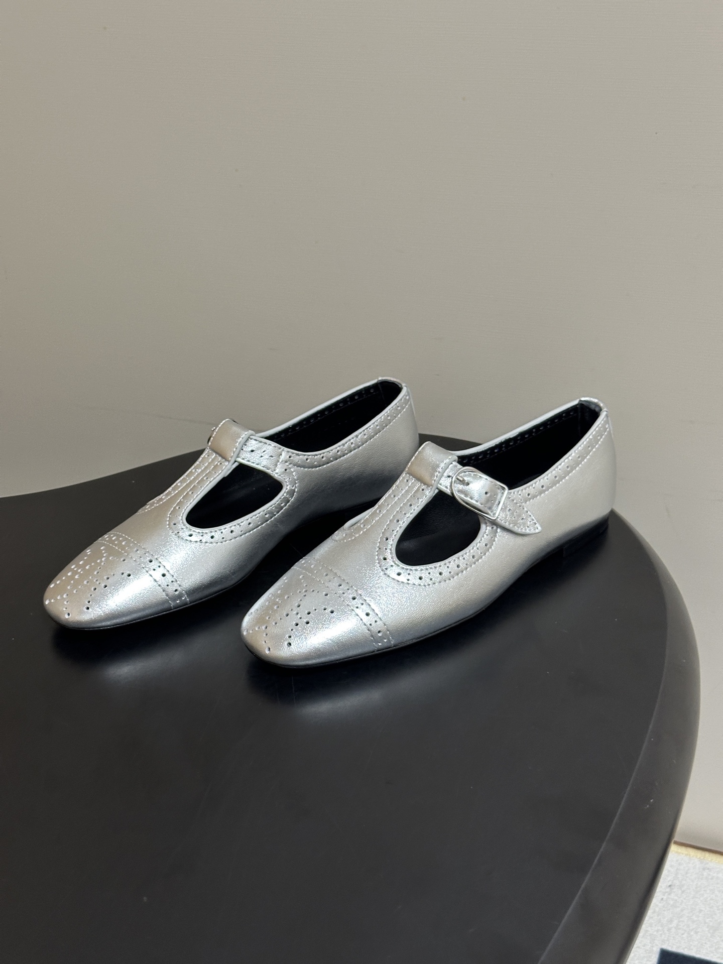 顶级品质 Hermes 爱马仕🐎 H家26s春夏新款Nectar芭蕾舞鞋搭扣镂空玛丽珍鞋 复古雕花冲孔平底单鞋 镂孔牛皮 顶级品质 Hermes 爱马仕🐎 H家26s春夏新款Nectar芭蕾舞鞋搭扣镂空玛丽珍鞋 复古雕花冲孔平底单鞋 镂孔牛皮