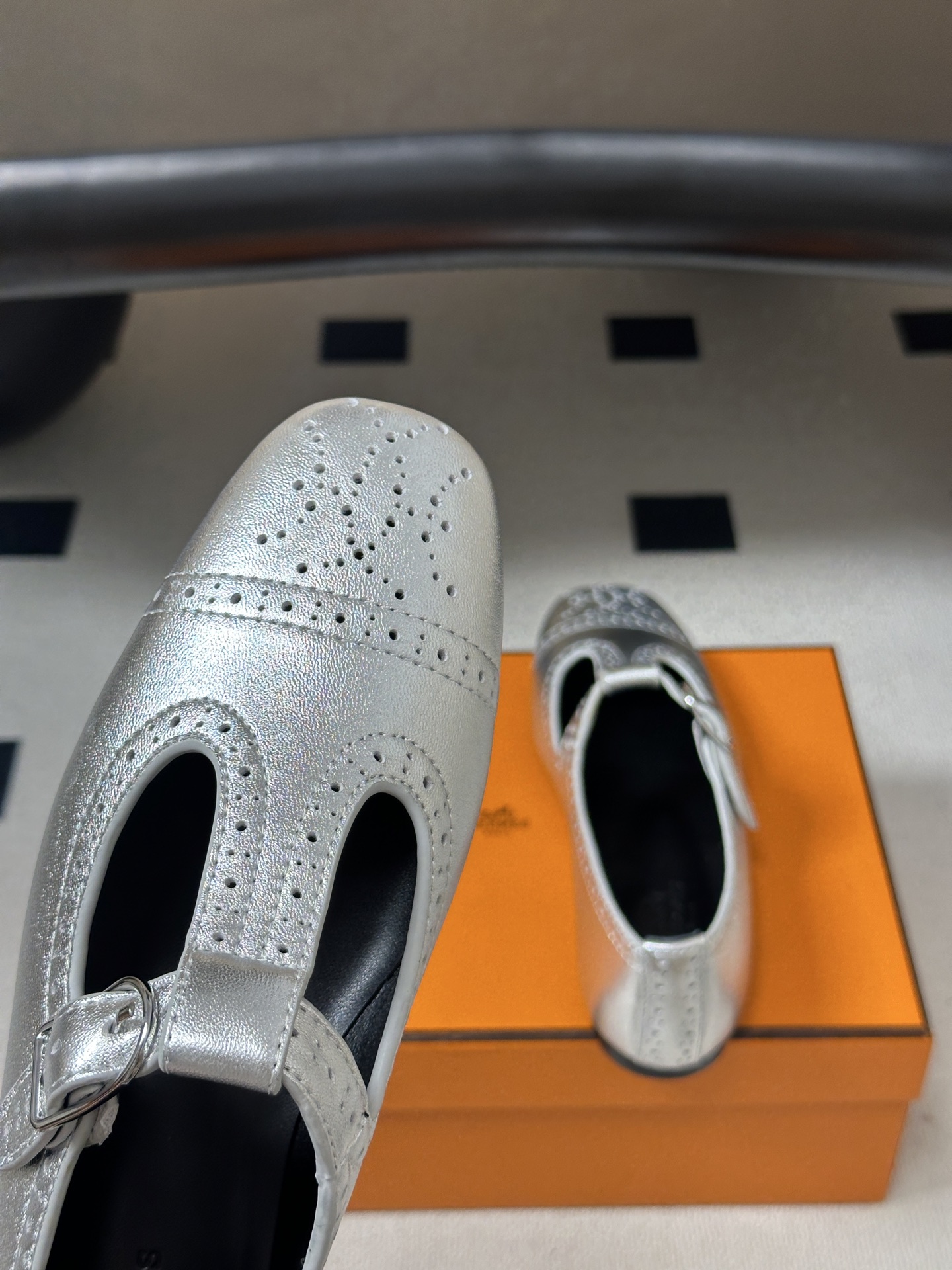 顶级品质 Hermes 爱马仕🐎 H家26s春夏新款Nectar芭蕾舞鞋搭扣镂空玛丽珍鞋 复古雕花冲孔平底单鞋 镂孔牛皮 顶级品质 Hermes 爱马仕🐎 H家26s春夏新款Nectar芭蕾舞鞋搭扣镂空玛丽珍鞋 复古雕花冲孔平底单鞋 镂孔牛皮