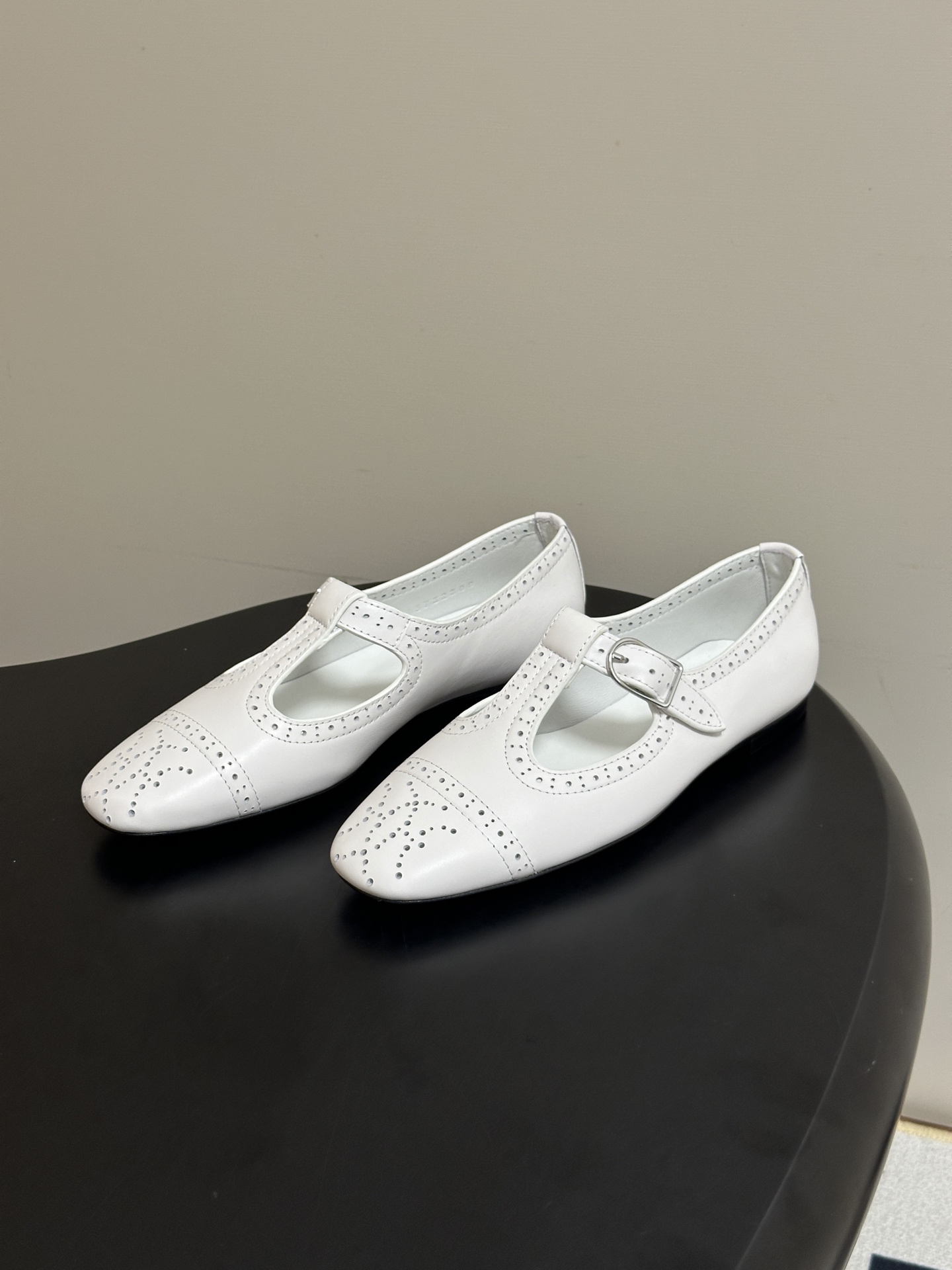 顶级品质 Hermes 爱马仕🐎 H家26s春夏新款Nectar芭蕾舞鞋搭扣镂空玛丽珍鞋 复古雕花冲孔平底单鞋 镂孔牛皮 顶级品质 Hermes 爱马仕🐎 H家26s春夏新款Nectar芭蕾舞鞋搭扣镂空玛丽珍鞋 复古雕花冲孔平底单鞋 镂孔牛皮