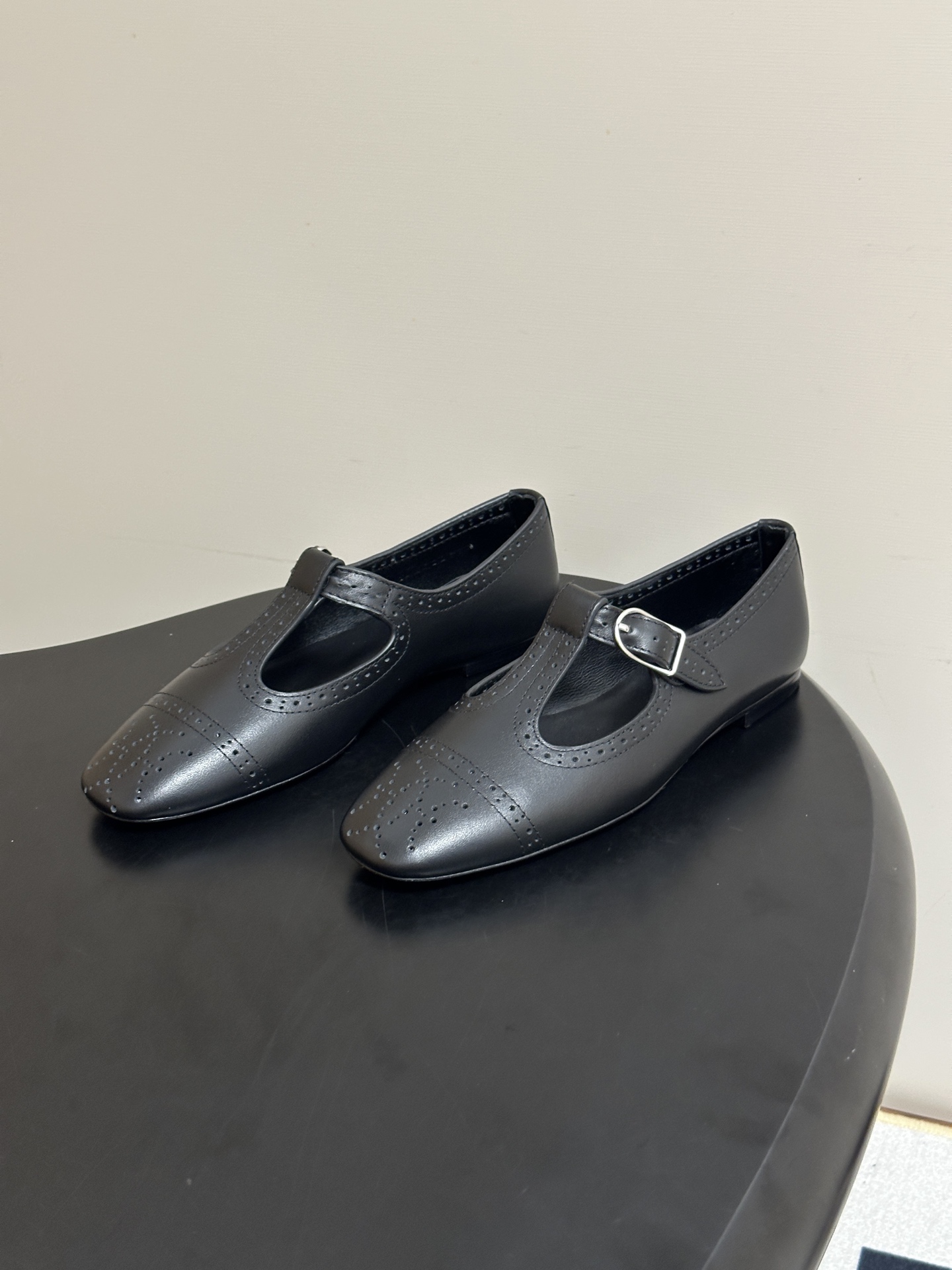 顶级品质 Hermes 爱马仕🐎 H家26s春夏新款Nectar芭蕾舞鞋搭扣镂空玛丽珍鞋 复古雕花冲孔平底单鞋 镂孔牛皮 顶级品质 Hermes 爱马仕🐎 H家26s春夏新款Nectar芭蕾舞鞋搭扣镂空玛丽珍鞋 复古雕花冲孔平底单鞋 镂孔牛皮