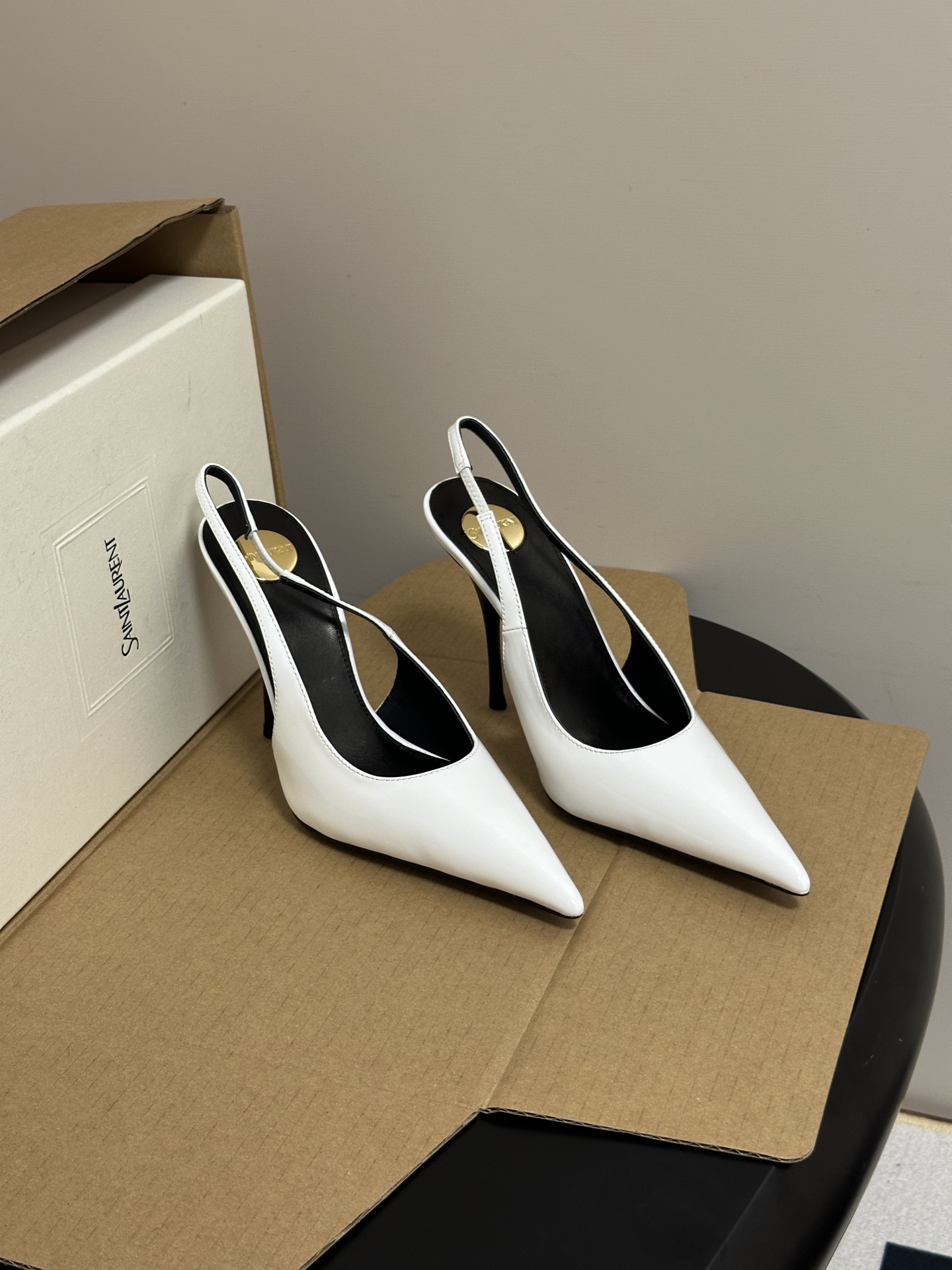 NO:928405,-Top quality (with high-end airplane box) Saint Laurent fw26 new arrival~ YSL 26s spring and summer new small pointed toe high-heeled shoes classic letter gold label back empty stiletto heel sandals have a cool and noble atmosphere, the sharp and sharp toe outlines exquisite and neat lines, and the design of the back strap perfectly modifies the ankle. Every move and every move exudes an elegant and charming temperament.  For daily commuting, you can pair it with a slim-fitting suit and straight trousers, and you will be full of smart aura; for an evening date or a light social occasion, pair it with a slim-fitting dress or silk skirt, and the atmosphere will be in place instantly. It can be perfectly matched with all kinds of more sophisticated outfits. The upper is calf patent leather, the lining is sheepskin, the sole is Italian leather outsole, the heel height is 10.5cm, the size is 35-39 (40.41.42 is custom-made and non-refundable), high-heeled sandals, saint  laurent,saint laurent,saint laurent,sandals,high heels,skirts,business suit,sheepskin,Leather soles19860909-顶级品质（配高档飞机盒） Saint Laurent 圣罗兰fw26 new arrival～ YSL 26s春夏新款小尖头高跟鞋经典字母金标后空细高跟凉鞋 自带冷艳贵气的氛围感,利落尖峭的鞋头勾勒出精致利落的线条,后绊带的设计恰到好处地修饰脚踝,举手投足间都透着优雅又魅惑的气质. 日常通勤可以搭配修身西装和直筒长裤,干练气场直接拉满；晚间约会或是轻社交场合,配修身连衣裙或是丝质半裙,氛围感瞬间到位,各种偏精致感的穿搭都能完美契合. 鞋面小牛漆皮 内里垫脚羊皮 鞋底意大利真皮大底 跟高10.5cm 码数35-39（40.41.42定做不退换）,高跟鞋凉鞋,saint laurent,saint laurent,saint laurent,sandals,high heels,skirts,business suit,sheepskin,Leather soles,Women's Shoes