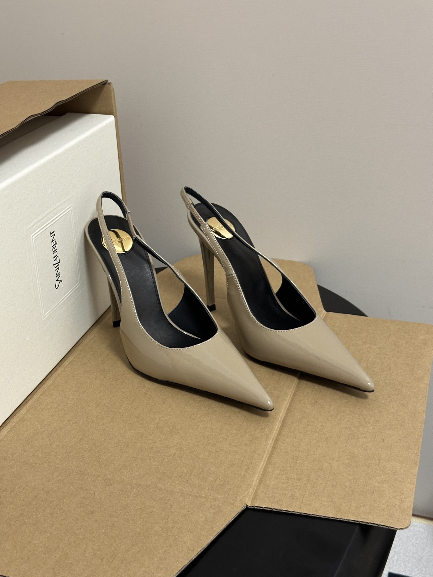 NO:931700,-Top quality (with high-end airplane box) Saint Laurent fw26 new arrival~ YSL 26s spring and summer new small pointed toe high-heeled shoes classic letter gold label back empty stiletto heel sandals have a cool and noble atmosphere, the sharp and sharp toe outlines exquisite and neat lines, and the design of the back strap perfectly modifies the ankle. Every move and every move exudes an elegant and charming temperament.  For daily commuting, you can pair it with a slim-fitting suit and straight-leg trousers to enhance your smart aura; for an evening date or a light social occasion, pair it with a slim-fitting dress or silk skirt, and the atmosphere will be instantly in place. It is perfect for all kinds of sophisticated outfits. The upper is calf patent leather/horse hair, the lining is sheepskin, the sole is Italian genuine leather, and the heel height is 10.5cm.  Size 35-39 (40.41.42 customized, non-refundable), high heels and sandals, saint laurent, saint laurent, saint laurent, sandals, high heels, skirts, business suit, sheepskin, Leather soles19860909-顶级品质（配高档飞机盒） Saint Laurent 圣罗兰fw26 new arrival～ YSL 26s春夏新款小尖头高跟鞋经典字母金标后空细高跟凉鞋 自带冷艳贵气的氛围感,利落尖峭的鞋头勾勒出精致利落的线条,后绊带的设计恰到好处地修饰脚踝,举手投足间都透着优雅又魅惑的气质. 日常通勤可以搭配修身西装和直筒长裤,干练气场直接拉满；晚间约会或是轻社交场合,配修身连衣裙或是丝质半裙,氛围感瞬间到位,各种偏精致感的穿搭都能完美契合. 鞋面小牛漆皮/马毛 内里垫脚羊皮 鞋底意大利真皮大底 跟高10.5cm 码数35-39（40.41.42定做不退换）,高跟鞋凉鞋,saint laurent,saint laurent,saint laurent,sandals,high heels,skirts,business suit,sheepskin,Leather soles,Women's Shoes