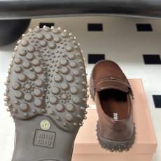 26ss秋冬新款Miu Miu 缪缪 复古一脚蹬乐福鞋擦色牛皮老钱风厚底单鞋英伦风德比鞋 油蜡皮也是和秋天非常搭,小小英 26ss秋冬新款Miu Miu 缪缪 复古一脚蹬乐福鞋擦色牛皮老钱风厚底单鞋英伦风德比鞋 油蜡皮也是和秋天非常搭,小小英