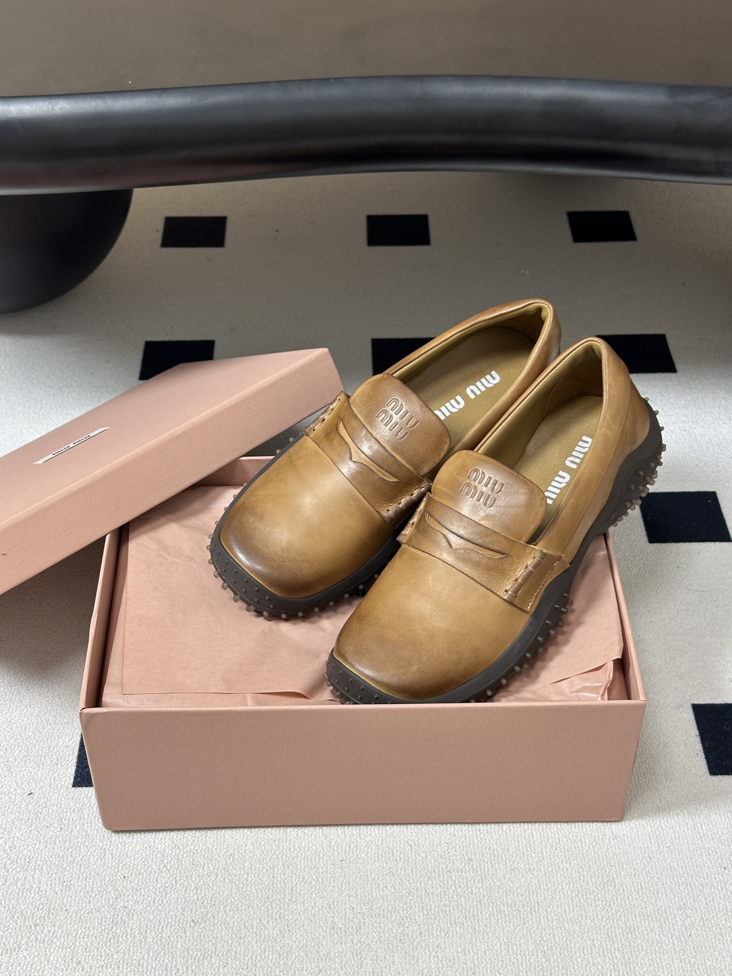 26ss秋冬新款Miu Miu 缪缪 复古一脚蹬乐福鞋擦色牛皮老钱风厚底单鞋英伦风德比鞋 油蜡皮也是和秋天非常搭,小小英 26ss秋冬新款Miu Miu 缪缪 复古一脚蹬乐福鞋擦色牛皮老钱风厚底单鞋英伦风德比鞋 油蜡皮也是和秋天非常搭,小小英