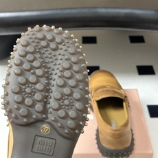 26ss秋冬新款Miu Miu 缪缪 复古一脚蹬乐福鞋擦色牛皮老钱风厚底单鞋英伦风德比鞋 油蜡皮也是和秋天非常搭,小小英 26ss秋冬新款Miu Miu 缪缪 复古一脚蹬乐福鞋擦色牛皮老钱风厚底单鞋英伦风德比鞋 油蜡皮也是和秋天非常搭,小小英