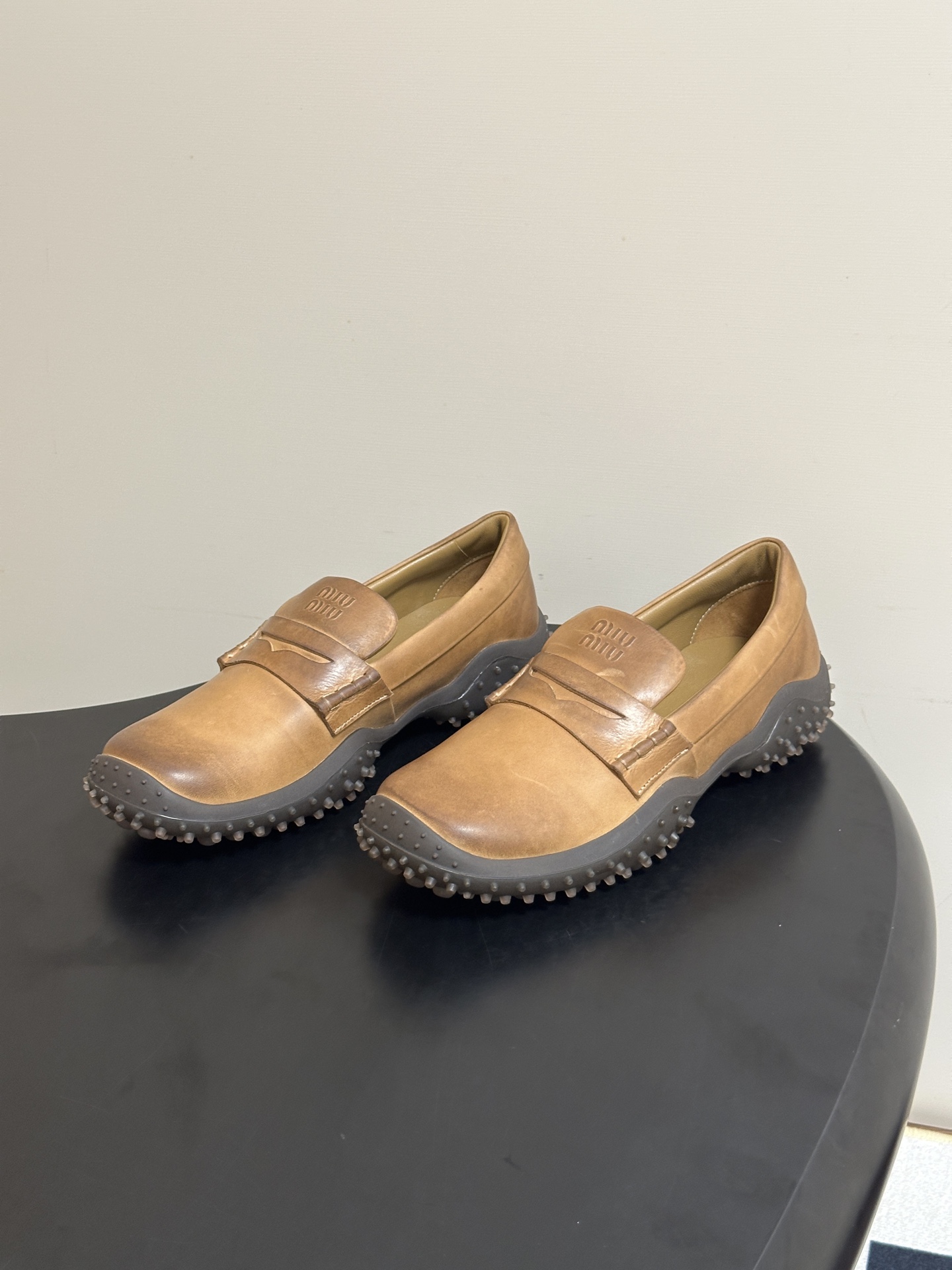 26ss秋冬新款Miu Miu 缪缪 复古一脚蹬乐福鞋擦色牛皮老钱风厚底单鞋英伦风德比鞋 油蜡皮也是和秋天非常搭,小小英 26ss秋冬新款Miu Miu 缪缪 复古一脚蹬乐福鞋擦色牛皮老钱风厚底单鞋英伦风德比鞋 油蜡皮也是和秋天非常搭,小小英