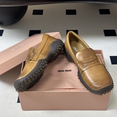 26ss秋冬新款Miu Miu 缪缪 复古一脚蹬乐福鞋擦色牛皮老钱风厚底单鞋英伦风德比鞋 油蜡皮也是和秋天非常搭,小小英 26ss秋冬新款Miu Miu 缪缪 复古一脚蹬乐福鞋擦色牛皮老钱风厚底单鞋英伦风德比鞋 油蜡皮也是和秋天非常搭,小小英