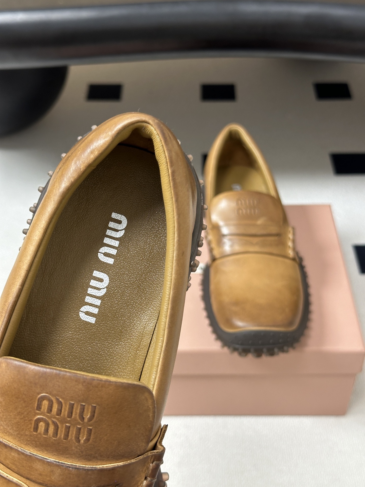26ss秋冬新款Miu Miu 缪缪 复古一脚蹬乐福鞋擦色牛皮老钱风厚底单鞋英伦风德比鞋 油蜡皮也是和秋天非常搭,小小英 26ss秋冬新款Miu Miu 缪缪 复古一脚蹬乐福鞋擦色牛皮老钱风厚底单鞋英伦风德比鞋 油蜡皮也是和秋天非常搭,小小英