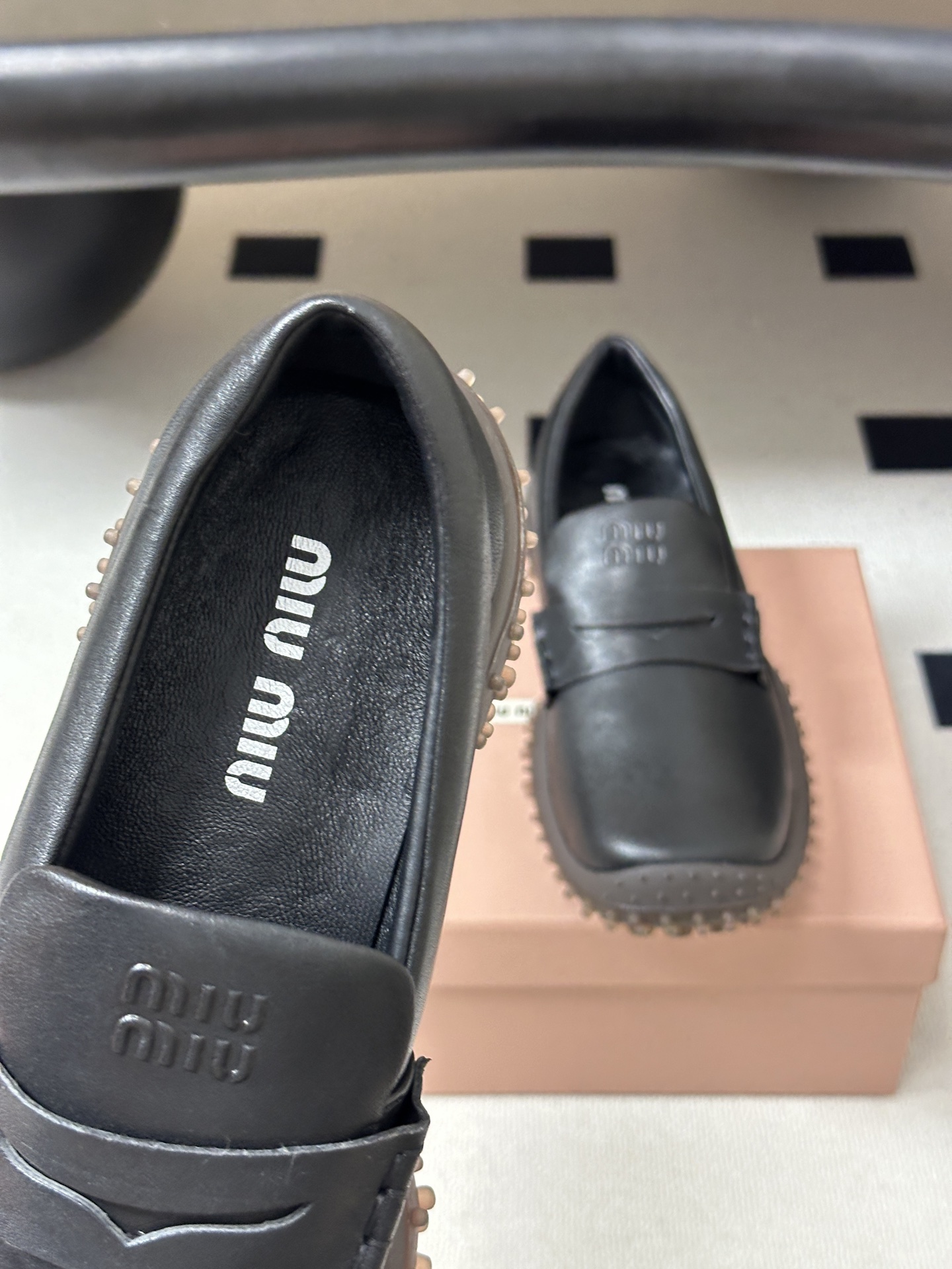 26ss秋冬新款Miu Miu 缪缪 复古一脚蹬乐福鞋擦色牛皮老钱风厚底单鞋英伦风德比鞋 油蜡皮也是和秋天非常搭，小小英