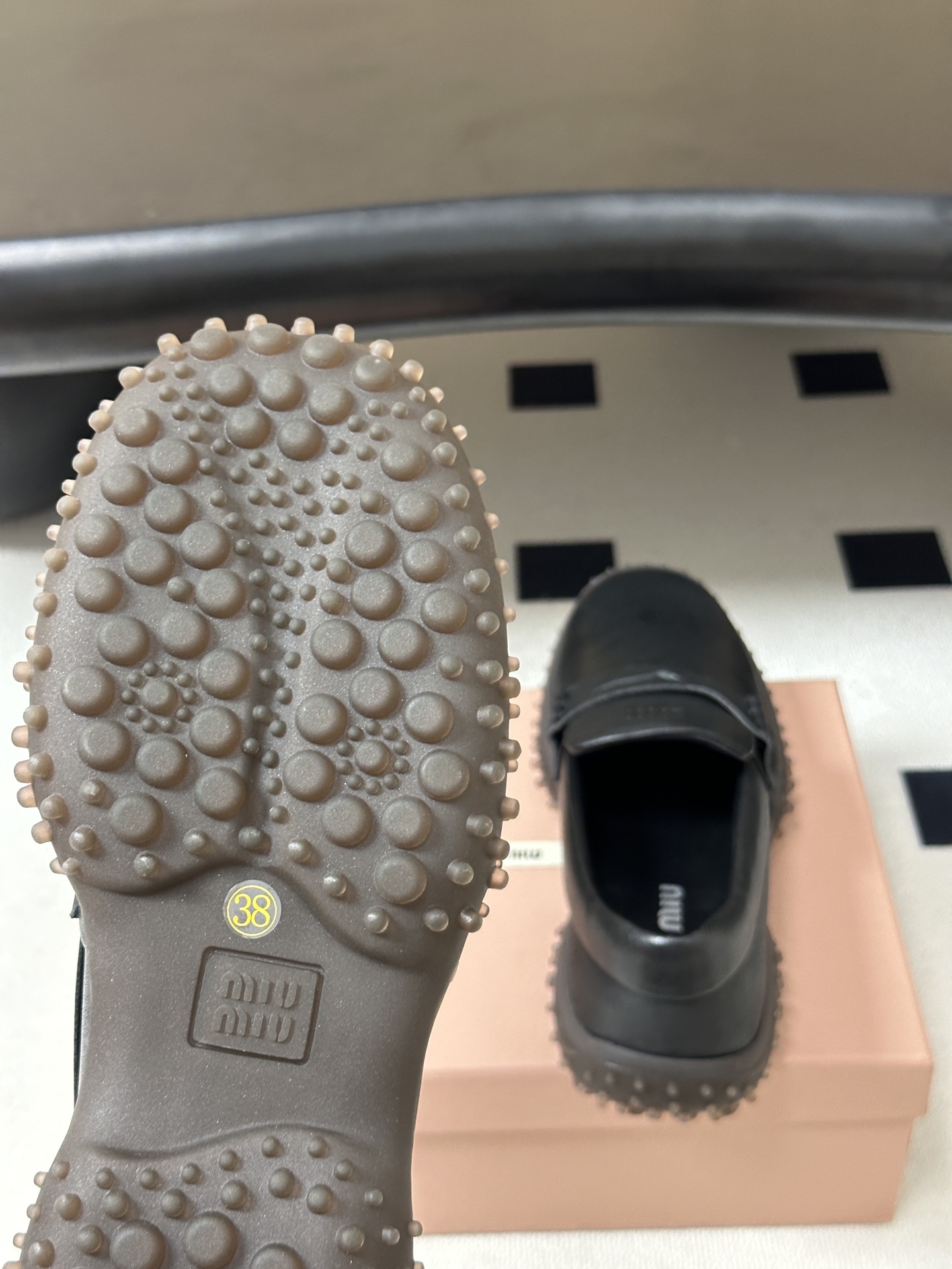 26ss秋冬新款Miu Miu 缪缪 复古一脚蹬乐福鞋擦色牛皮老钱风厚底单鞋英伦风德比鞋 油蜡皮也是和秋天非常搭，小小英