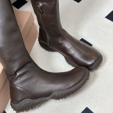 26Fw秋冬新款 MiuMiu 缪缪复古方头厚底弹力靴 鞋头为方头设计,带有乐福鞋的经典元素,鞋面上有醒目的“miu m 26Fw秋冬新款 MiuMiu 缪缪复古方头厚底弹力靴 鞋头为方头设计,带有乐福鞋的经典元素,鞋面上有醒目的“miu m