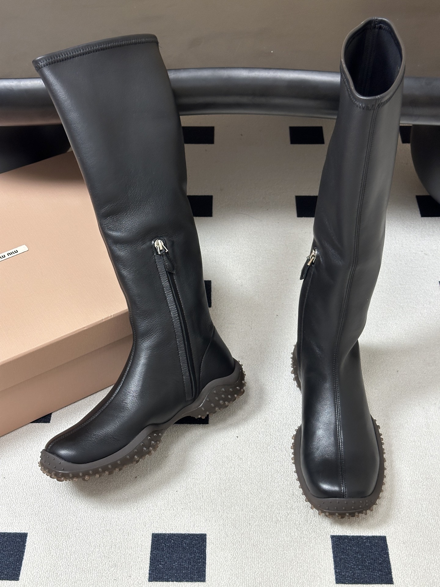 26Fw秋冬新款 MiuMiu 缪缪复古方头厚底弹力靴 鞋头为方头设计,带有乐福鞋的经典元素,鞋面上有醒目的“miu m 26Fw秋冬新款 MiuMiu 缪缪复古方头厚底弹力靴 鞋头为方头设计,带有乐福鞋的经典元素,鞋面上有醒目的“miu m