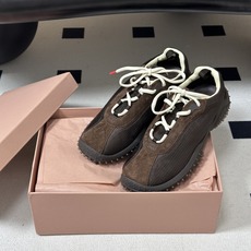 26ss秋冬新款Miu Miu 缪缪 复古系带乐福鞋老钱风拼色厚底德训鞋休闲运动鞋 自带复古松弛休闲氛围感的拼接德训,利 26ss秋冬新款Miu Miu 缪缪 复古系带乐福鞋老钱风拼色厚底德训鞋休闲运动鞋 自带复古松弛休闲氛围感的拼接德训,利