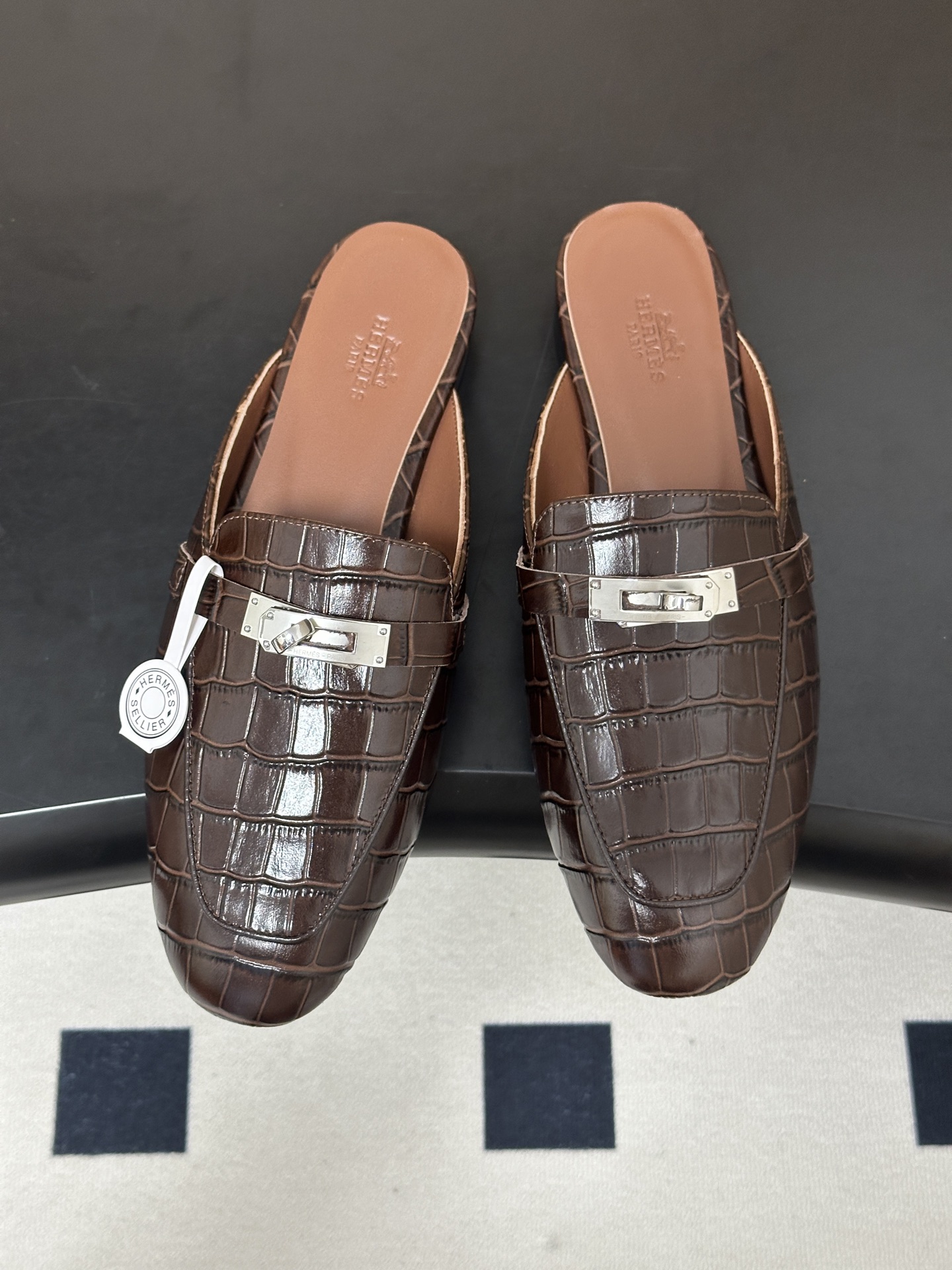 Hermes 爱马仕🐎 H家 Oz鳄鱼纹皮穆勒鞋经典Kelly扣包头半拖鞋 H经典半拖 26ss新版面 鳄鱼纹小牛皮穆勒 Hermes 爱马仕🐎 H家 Oz鳄鱼纹皮穆勒鞋经典Kelly扣包头半拖鞋 H经典半拖 26ss新版面 鳄鱼纹小牛皮穆勒