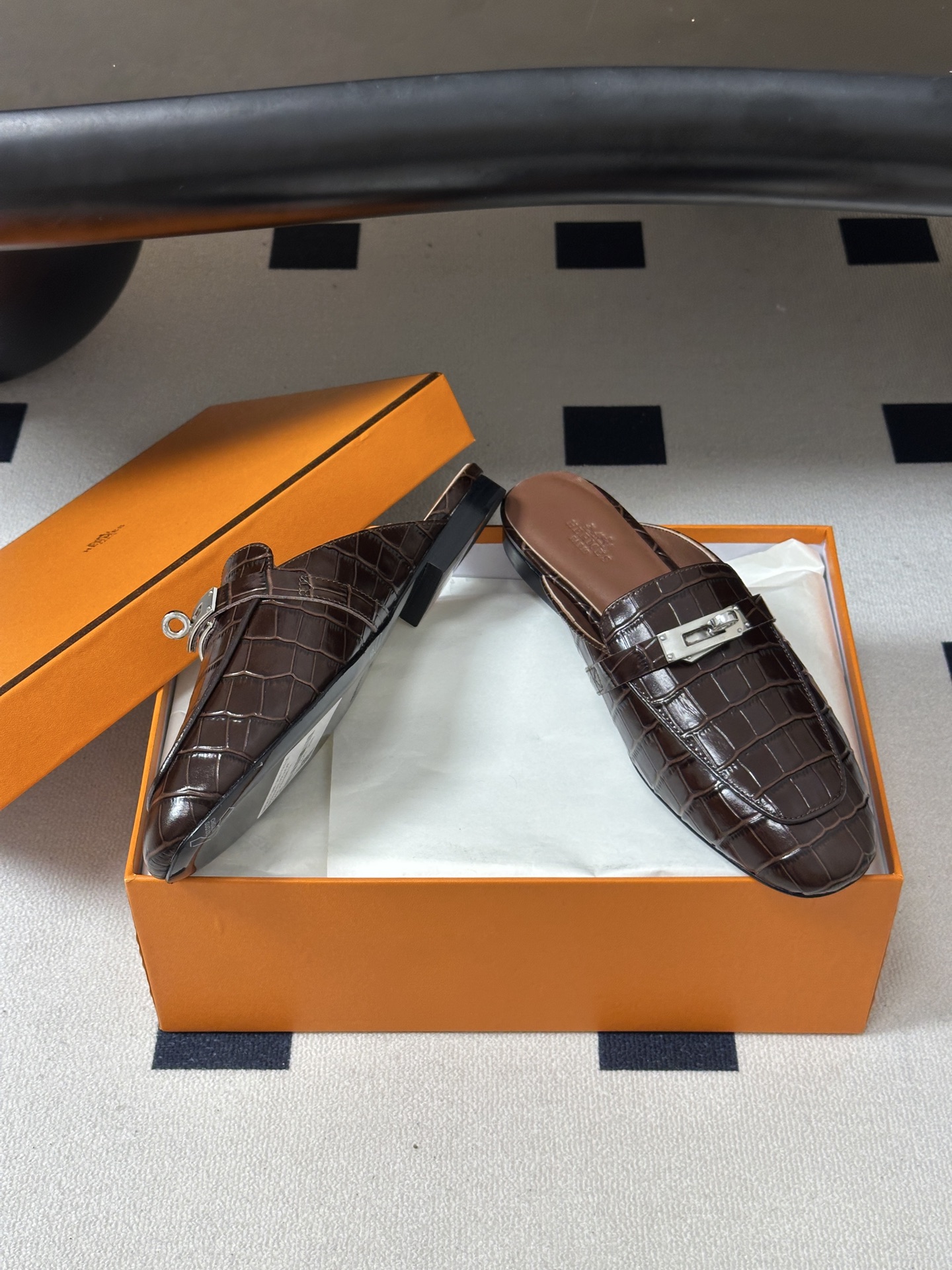 Hermes 爱马仕🐎 H家 Oz鳄鱼纹皮穆勒鞋经典Kelly扣包头半拖鞋 H经典半拖 26ss新版面 鳄鱼纹小牛皮穆勒 Hermes 爱马仕🐎 H家 Oz鳄鱼纹皮穆勒鞋经典Kelly扣包头半拖鞋 H经典半拖 26ss新版面 鳄鱼纹小牛皮穆勒
