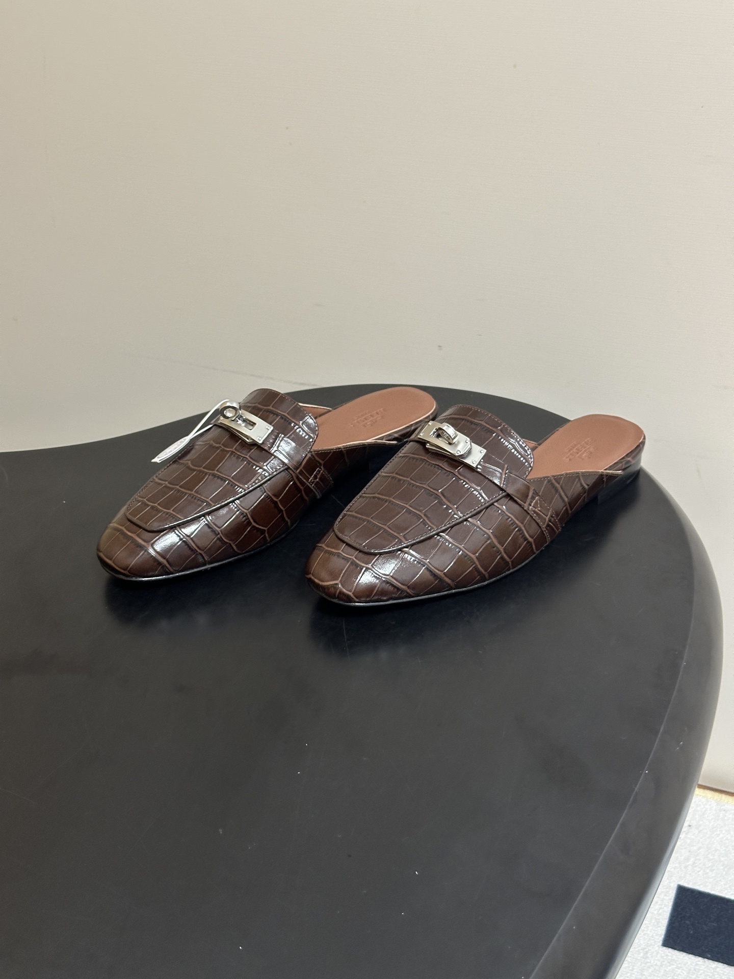 Hermes 爱马仕🐎 H家 Oz鳄鱼纹皮穆勒鞋经典Kelly扣包头半拖鞋 H经典半拖 26ss新版面 鳄鱼纹小牛皮穆勒 Hermes 爱马仕🐎 H家 Oz鳄鱼纹皮穆勒鞋经典Kelly扣包头半拖鞋 H经典半拖 26ss新版面 鳄鱼纹小牛皮穆勒