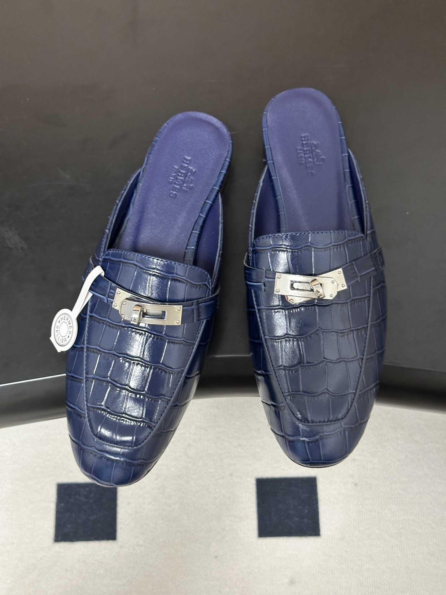 Hermes 爱马仕🐎 H家 Oz鳄鱼纹皮穆勒鞋经典Kelly扣包头半拖鞋 H经典半拖 26ss新版面 鳄鱼纹小牛皮穆勒 Hermes 爱马仕🐎 H家 Oz鳄鱼纹皮穆勒鞋经典Kelly扣包头半拖鞋 H经典半拖 26ss新版面 鳄鱼纹小牛皮穆勒