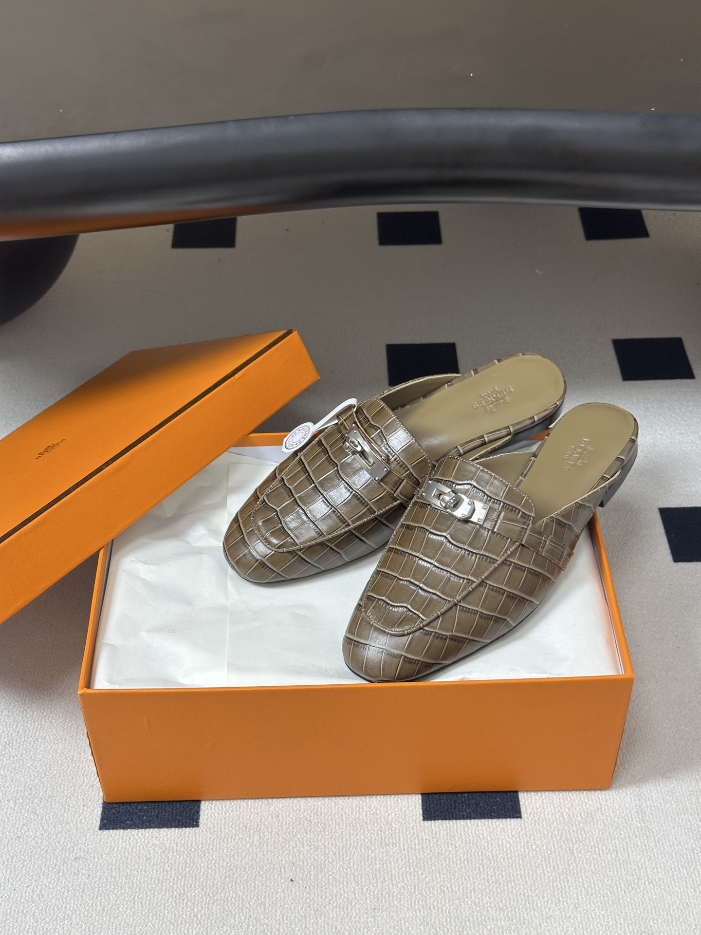 Hermes 爱马仕🐎 H家 Oz鳄鱼纹皮穆勒鞋经典Kelly扣包头半拖鞋 H经典半拖 26ss新版面 鳄鱼纹小牛皮穆勒 Hermes 爱马仕🐎 H家 Oz鳄鱼纹皮穆勒鞋经典Kelly扣包头半拖鞋 H经典半拖 26ss新版面 鳄鱼纹小牛皮穆勒