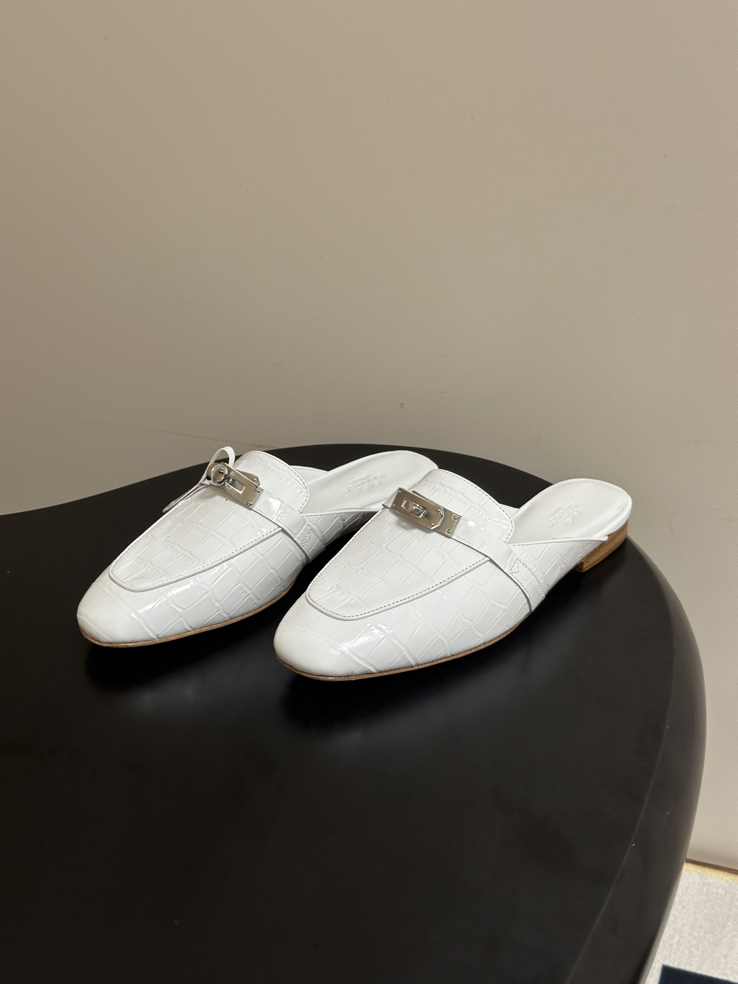 Hermes 爱马仕🐎 H家 Oz鳄鱼纹皮穆勒鞋经典Kelly扣包头半拖鞋 H经典半拖 26ss新版面 鳄鱼纹小牛皮穆勒 Hermes 爱马仕🐎 H家 Oz鳄鱼纹皮穆勒鞋经典Kelly扣包头半拖鞋 H经典半拖 26ss新版面 鳄鱼纹小牛皮穆勒