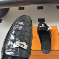 Hermes 爱马仕🐎 H家 Oz鳄鱼纹皮穆勒鞋经典Kelly扣包头半拖鞋 H经典半拖 26ss新版面 鳄鱼纹小牛皮穆勒 Hermes 爱马仕🐎 H家 Oz鳄鱼纹皮穆勒鞋经典Kelly扣包头半拖鞋 H经典半拖 26ss新版面 鳄鱼纹小牛皮穆勒