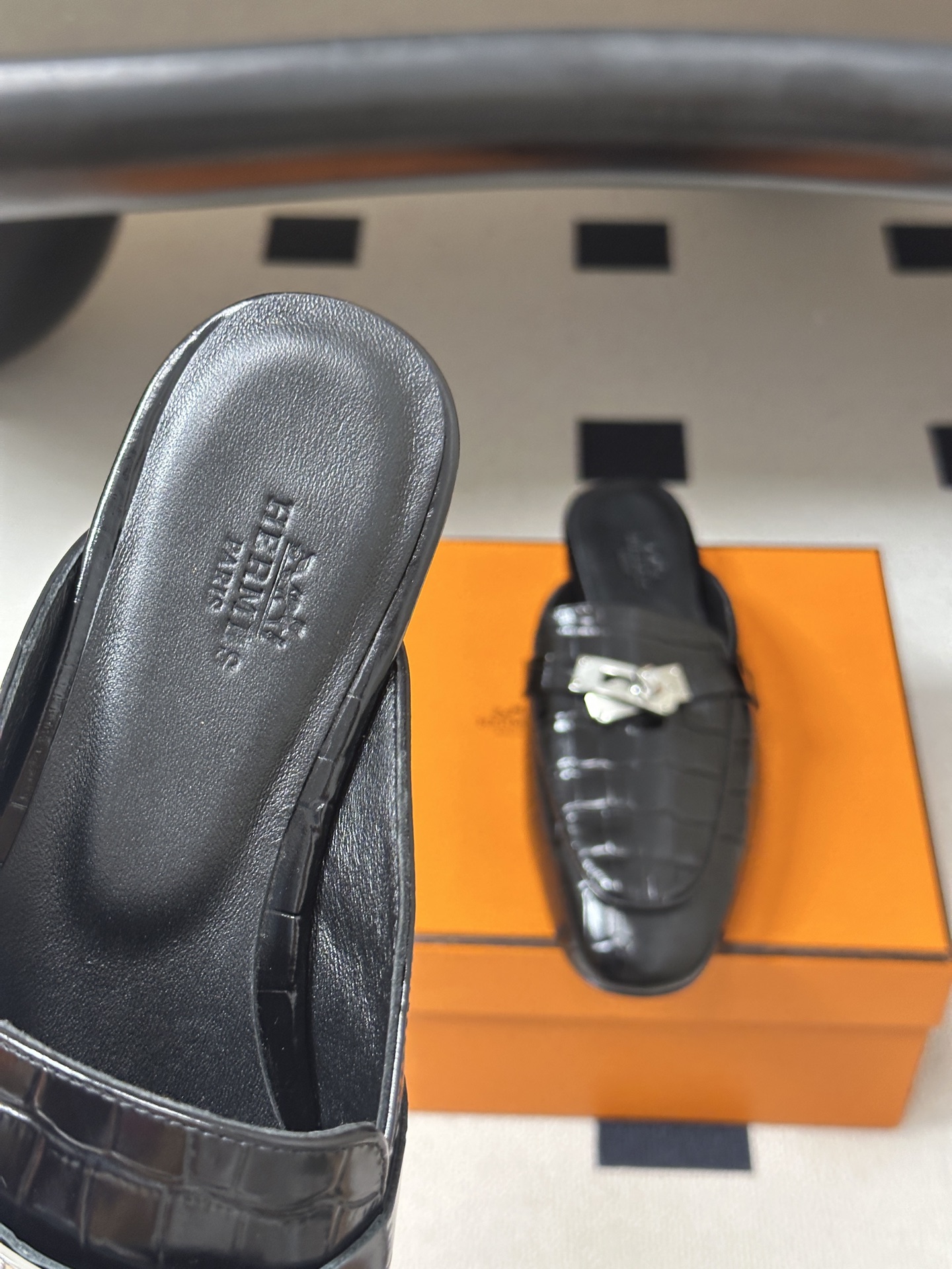 Hermes 爱马仕🐎 H家 Oz鳄鱼纹皮穆勒鞋经典Kelly扣包头半拖鞋 H经典半拖 26ss新版面 鳄鱼纹小牛皮穆勒 Hermes 爱马仕🐎 H家 Oz鳄鱼纹皮穆勒鞋经典Kelly扣包头半拖鞋 H经典半拖 26ss新版面 鳄鱼纹小牛皮穆勒