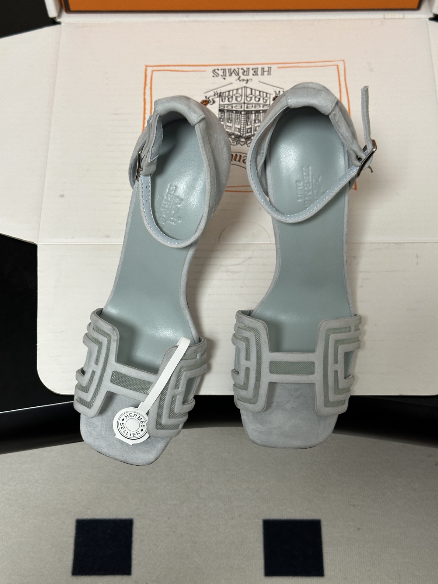 顶级品质(配豪华包装礼品盒) Hermes 爱马仕🐎 2026🆕最新版面Joy麂皮网纱凉鞋系列 H家细跟凉鞋麂皮透气网面 顶级品质(配豪华包装礼品盒) Hermes 爱马仕🐎 2026🆕最新版面Joy麂皮网纱凉鞋系列 H家细跟凉鞋麂皮透气网面