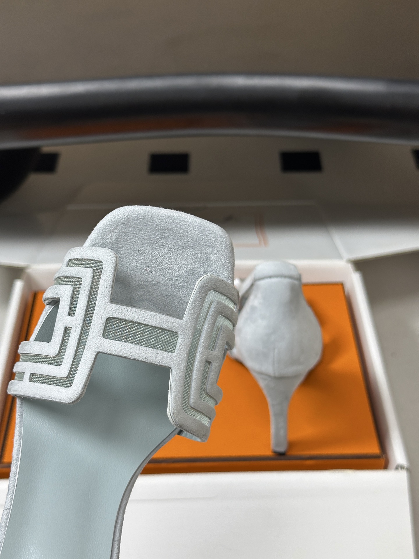 顶级品质(配豪华包装礼品盒) Hermes 爱马仕🐎 2026🆕最新版面Joy麂皮网纱凉鞋系列 H家细跟凉鞋麂皮透气网面 顶级品质(配豪华包装礼品盒) Hermes 爱马仕🐎 2026🆕最新版面Joy麂皮网纱凉鞋系列 H家细跟凉鞋麂皮透气网面