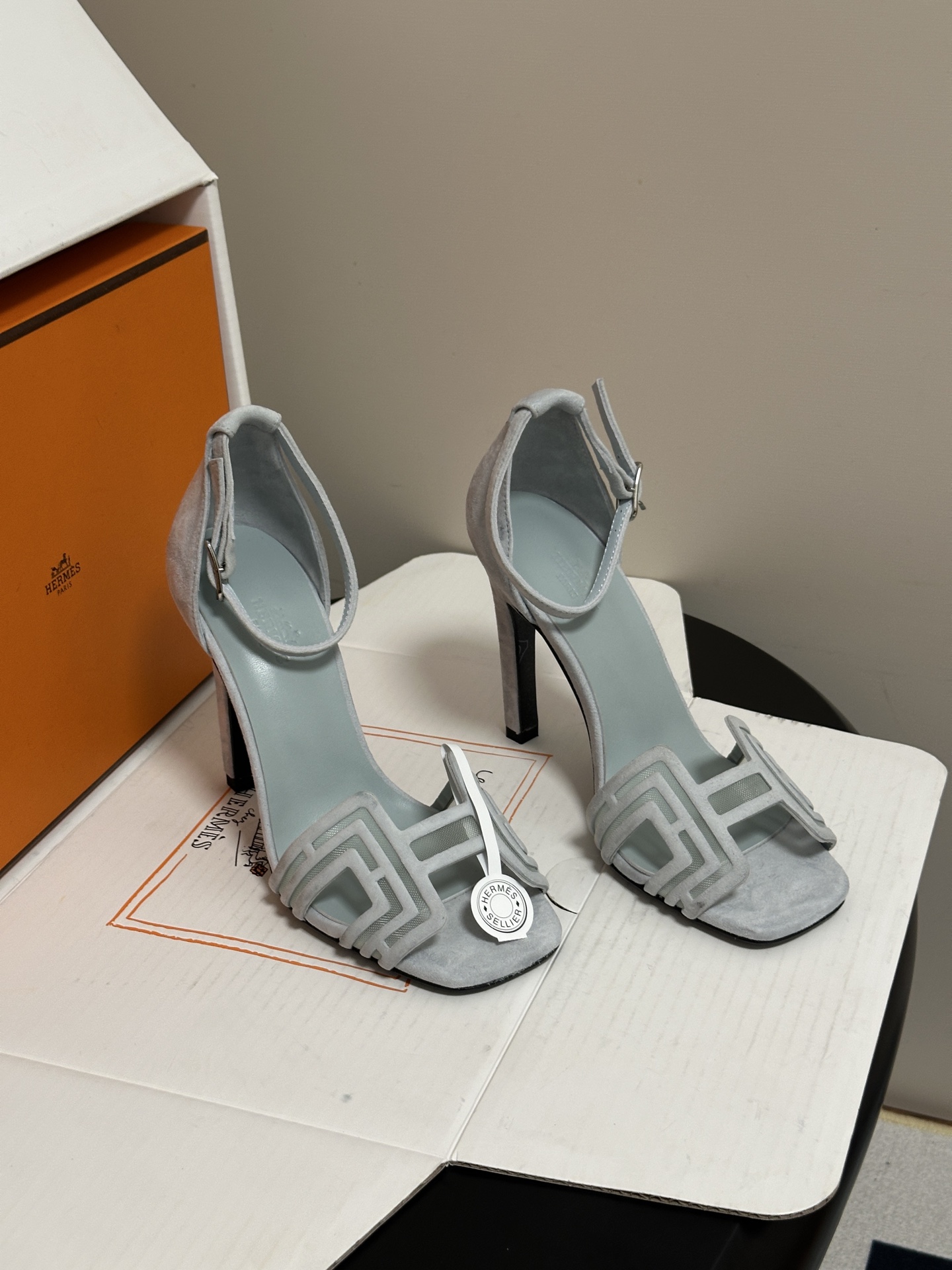 顶级品质(配豪华包装礼品盒) Hermes 爱马仕🐎 2026🆕最新版面Joy麂皮网纱凉鞋系列 H家细跟凉鞋麂皮透气网面 顶级品质(配豪华包装礼品盒) Hermes 爱马仕🐎 2026🆕最新版面Joy麂皮网纱凉鞋系列 H家细跟凉鞋麂皮透气网面