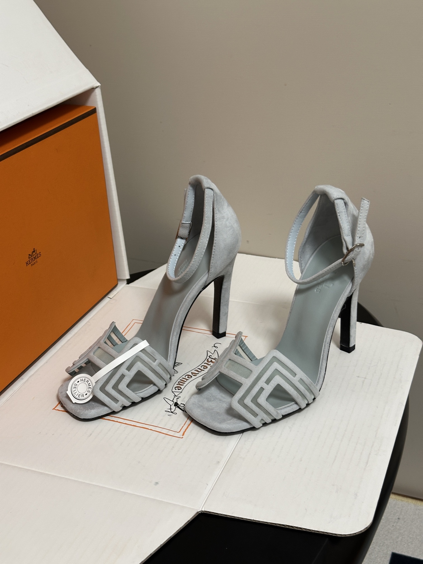 顶级品质(配豪华包装礼品盒) Hermes 爱马仕🐎 2026🆕最新版面Joy麂皮网纱凉鞋系列 H家细跟凉鞋麂皮透气网面 顶级品质(配豪华包装礼品盒) Hermes 爱马仕🐎 2026🆕最新版面Joy麂皮网纱凉鞋系列 H家细跟凉鞋麂皮透气网面