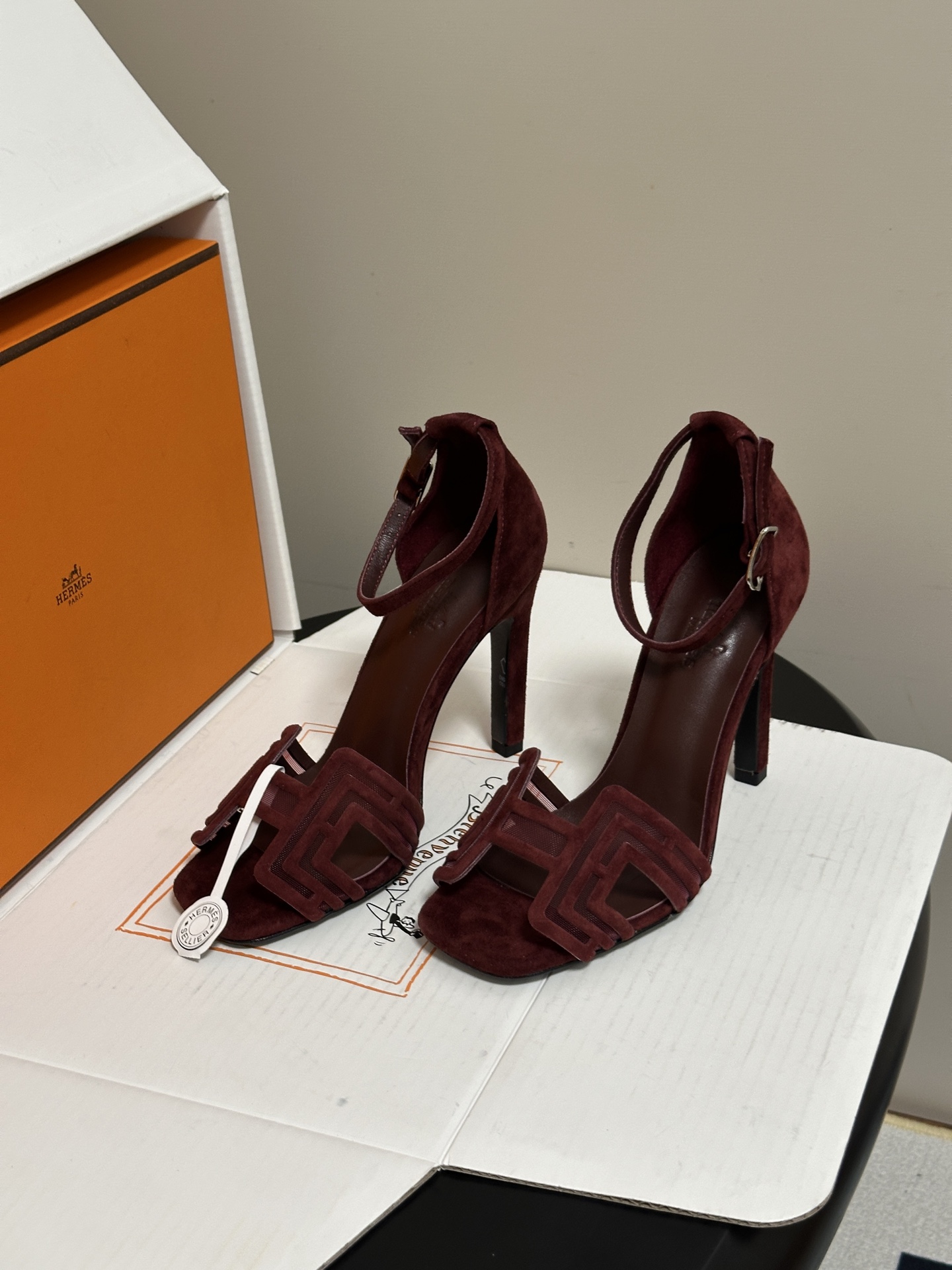 顶级品质(配豪华包装礼品盒) Hermes 爱马仕🐎 2026🆕最新版面Joy麂皮网纱凉鞋系列 H家细跟凉鞋麂皮透气网面 顶级品质(配豪华包装礼品盒) Hermes 爱马仕🐎 2026🆕最新版面Joy麂皮网纱凉鞋系列 H家细跟凉鞋麂皮透气网面