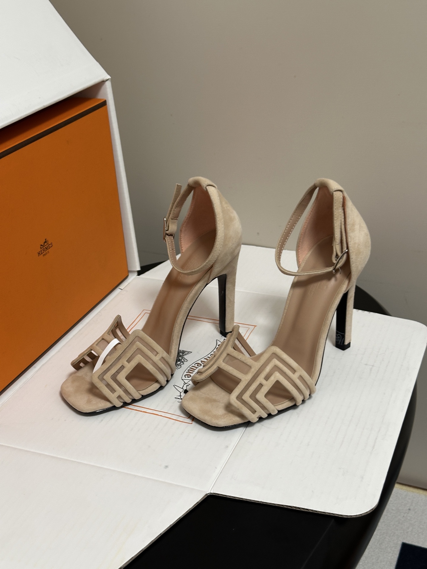顶级品质(配豪华包装礼品盒) Hermes 爱马仕🐎 2026🆕最新版面Joy麂皮网纱凉鞋系列 H家细跟凉鞋麂皮透气网面 顶级品质(配豪华包装礼品盒) Hermes 爱马仕🐎 2026🆕最新版面Joy麂皮网纱凉鞋系列 H家细跟凉鞋麂皮透气网面