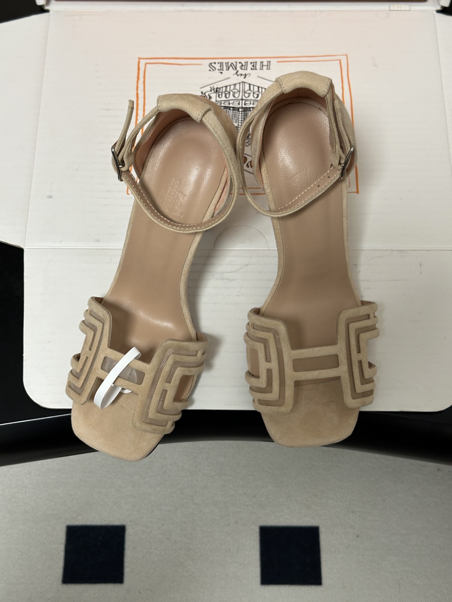 顶级品质(配豪华包装礼品盒) Hermes 爱马仕🐎 2026🆕最新版面Joy麂皮网纱凉鞋系列 H家细跟凉鞋麂皮透气网面 顶级品质(配豪华包装礼品盒) Hermes 爱马仕🐎 2026🆕最新版面Joy麂皮网纱凉鞋系列 H家细跟凉鞋麂皮透气网面