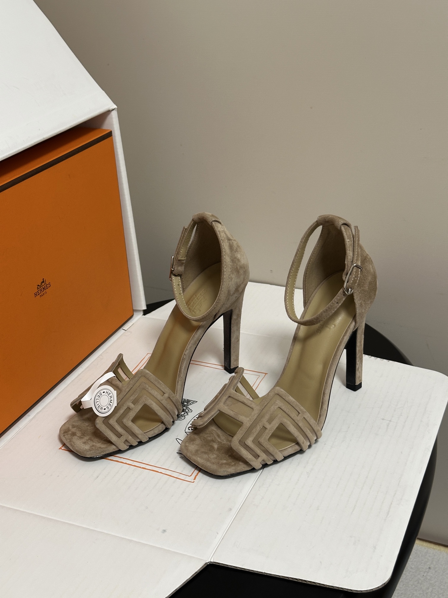 顶级品质(配豪华包装礼品盒) Hermes 爱马仕🐎 2026🆕最新版面Joy麂皮网纱凉鞋系列 H家细跟凉鞋麂皮透气网面 顶级品质(配豪华包装礼品盒) Hermes 爱马仕🐎 2026🆕最新版面Joy麂皮网纱凉鞋系列 H家细跟凉鞋麂皮透气网面