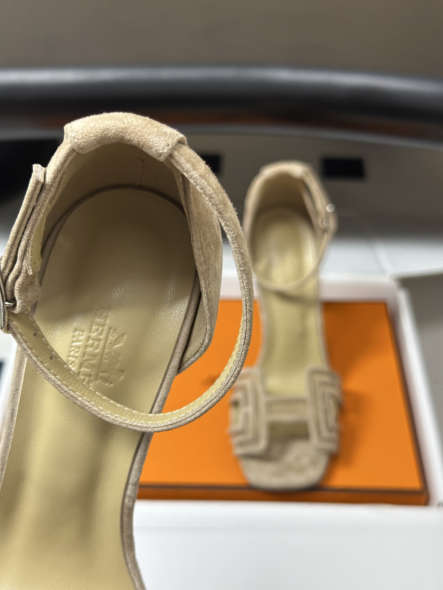 顶级品质(配豪华包装礼品盒) Hermes 爱马仕🐎 2026🆕最新版面Joy麂皮网纱凉鞋系列 H家细跟凉鞋麂皮透气网面 顶级品质(配豪华包装礼品盒) Hermes 爱马仕🐎 2026🆕最新版面Joy麂皮网纱凉鞋系列 H家细跟凉鞋麂皮透气网面