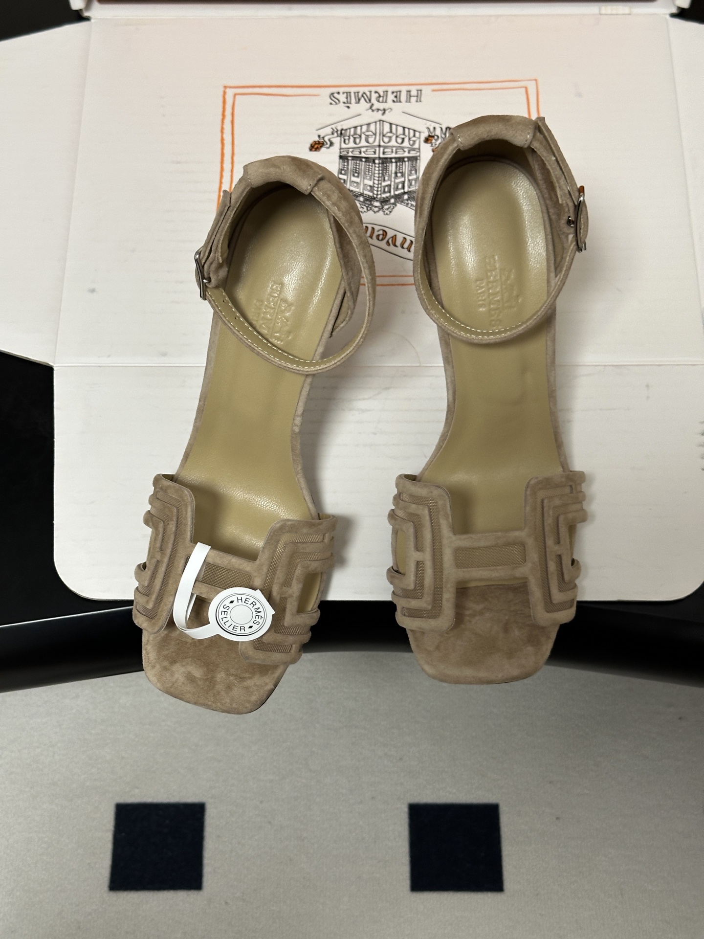 顶级品质(配豪华包装礼品盒) Hermes 爱马仕🐎 2026🆕最新版面Joy麂皮网纱凉鞋系列 H家细跟凉鞋麂皮透气网面 顶级品质(配豪华包装礼品盒) Hermes 爱马仕🐎 2026🆕最新版面Joy麂皮网纱凉鞋系列 H家细跟凉鞋麂皮透气网面