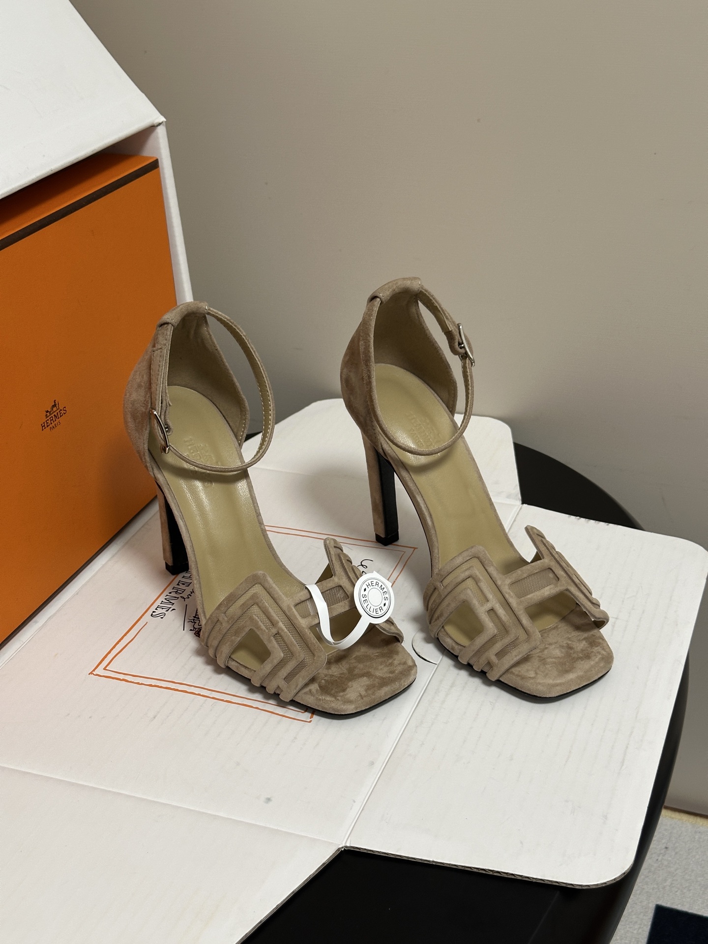 顶级品质(配豪华包装礼品盒) Hermes 爱马仕🐎 2026🆕最新版面Joy麂皮网纱凉鞋系列 H家细跟凉鞋麂皮透气网面 顶级品质(配豪华包装礼品盒) Hermes 爱马仕🐎 2026🆕最新版面Joy麂皮网纱凉鞋系列 H家细跟凉鞋麂皮透气网面
