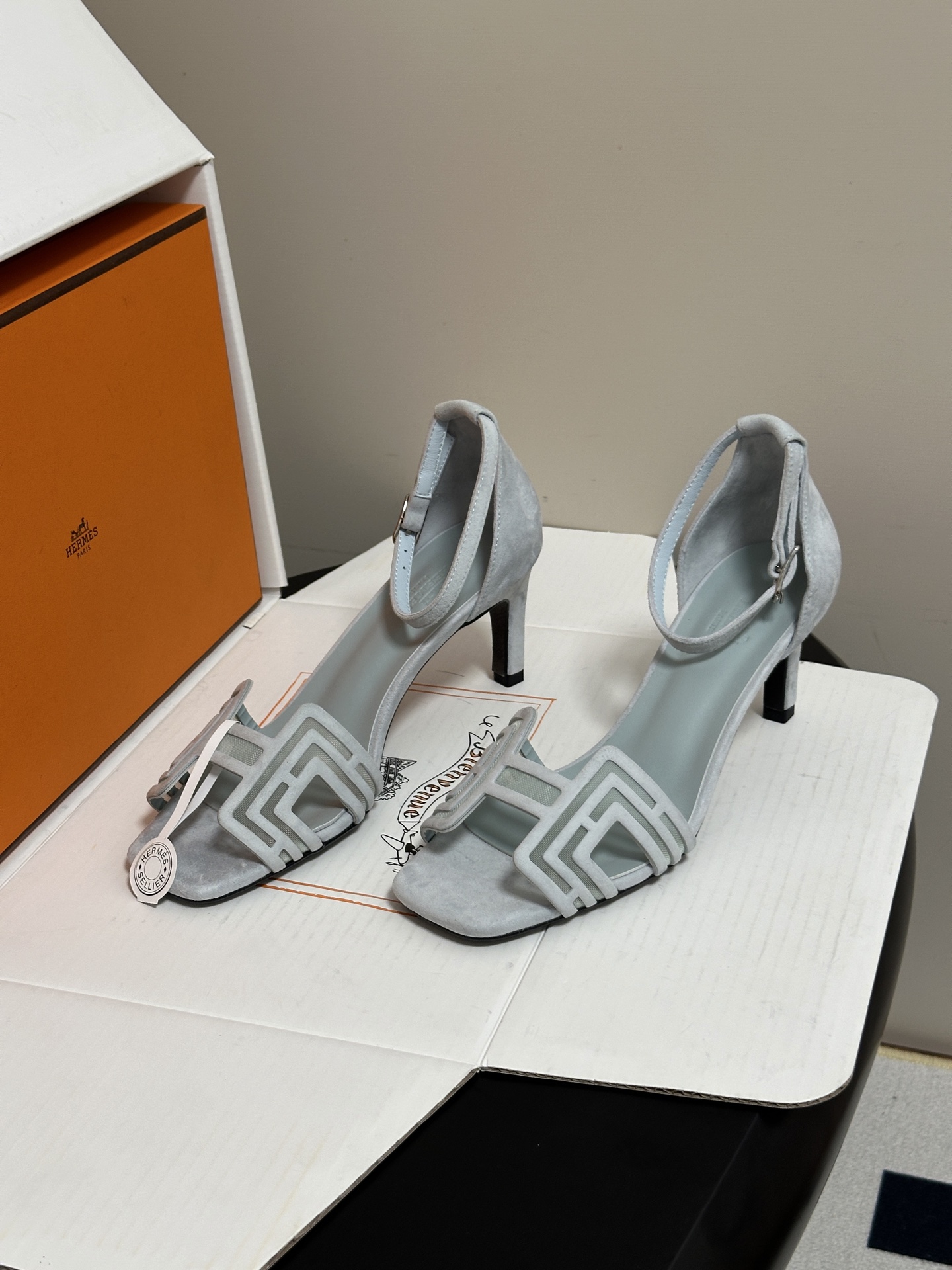 顶级品质(配豪华包装礼品盒) Hermes 爱马仕🐎 2026🆕最新版面Joy麂皮网纱凉鞋系列 H家细跟凉鞋麂皮透气网面 顶级品质(配豪华包装礼品盒) Hermes 爱马仕🐎 2026🆕最新版面Joy麂皮网纱凉鞋系列 H家细跟凉鞋麂皮透气网面